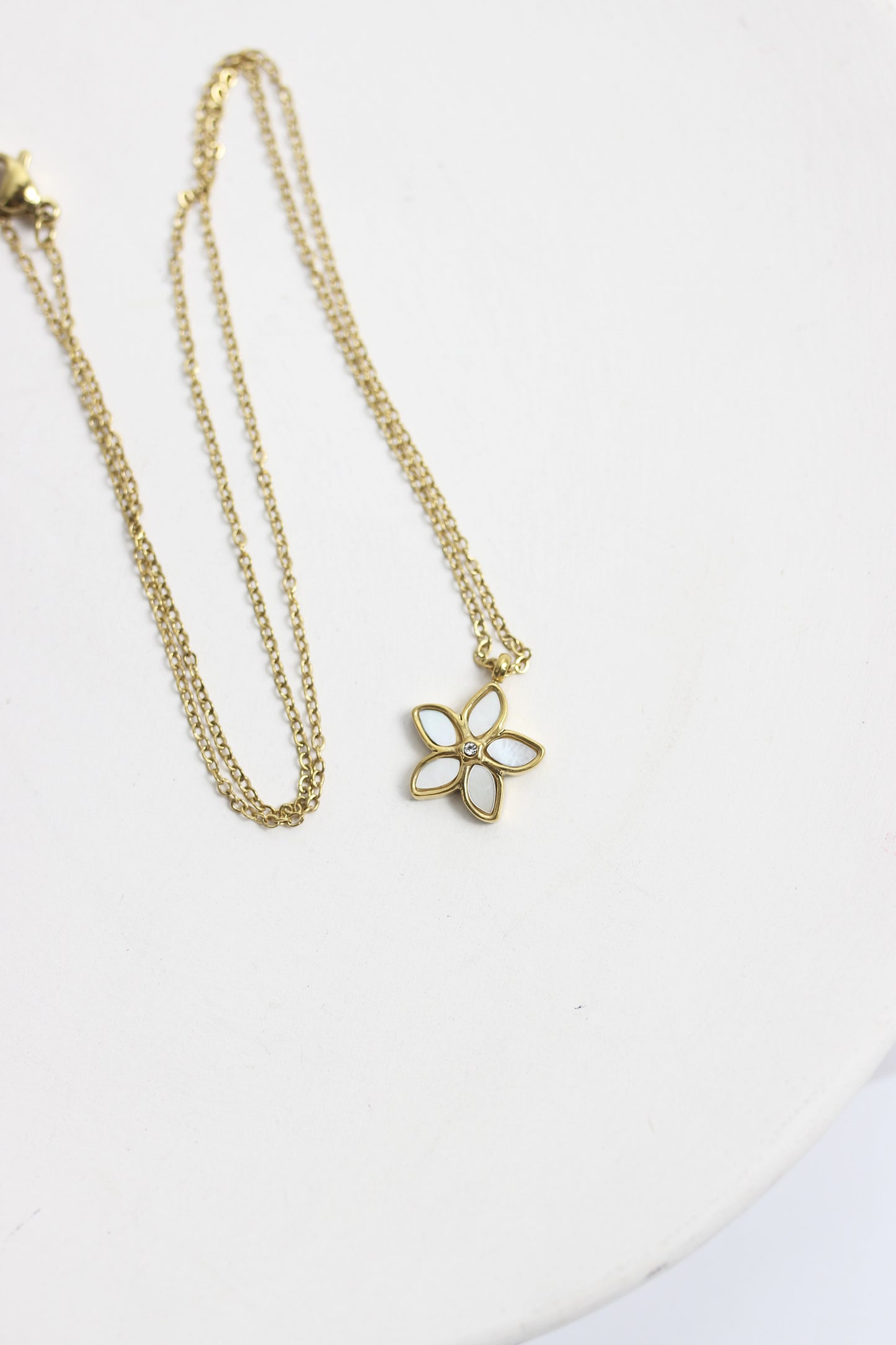 A2505MJ27583 - Flower Pendant Necklace