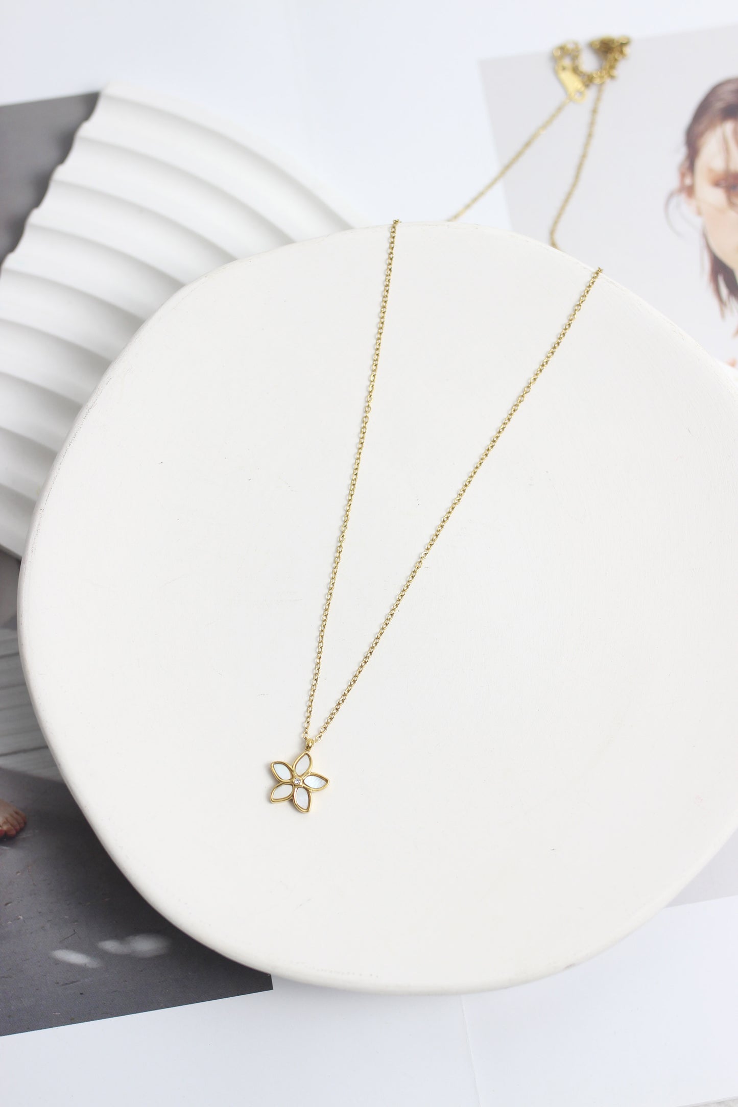 A2505MJ27583 - Flower Pendant Necklace
