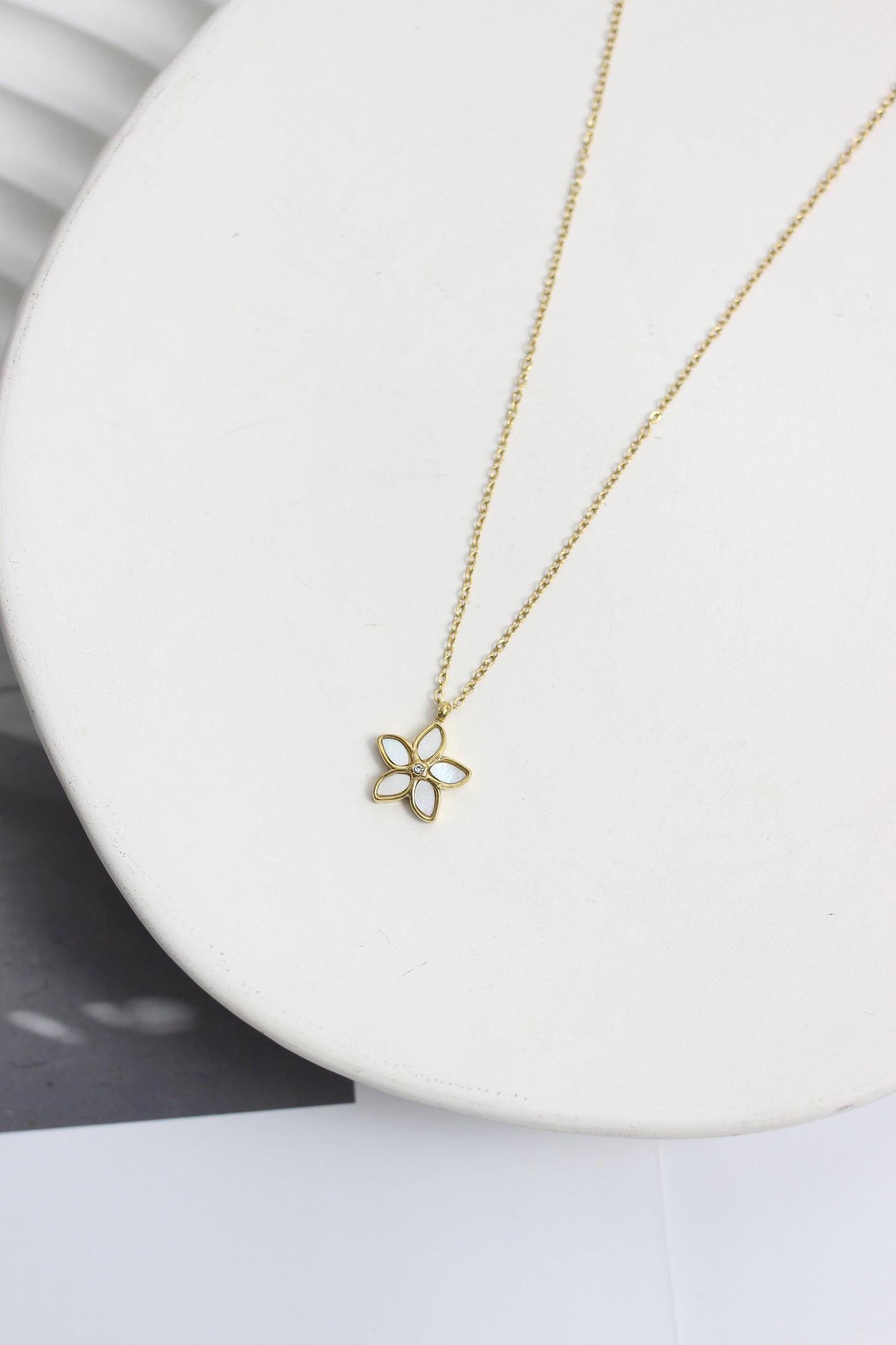 A2505MJ27583 - Flower Pendant Necklace
