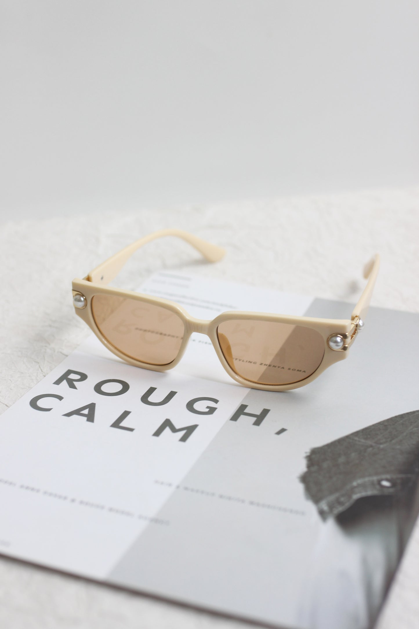 A2506ZS64018 - Pearl Hinge Folding Sunglasses ¨C Retro Cat-Eye Style