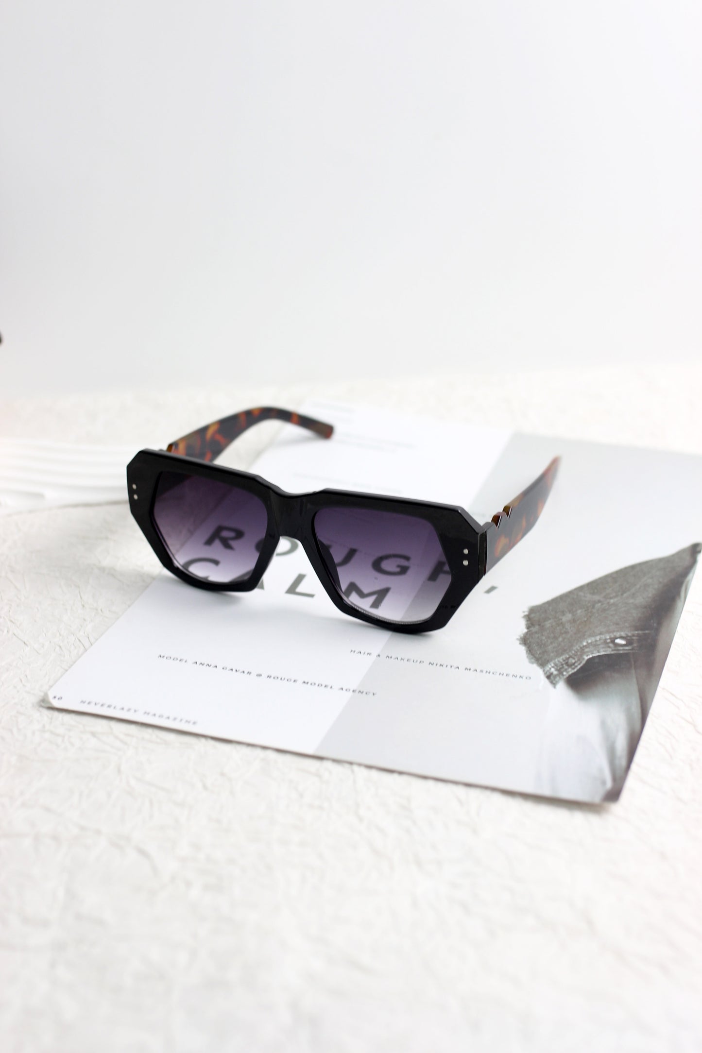 A2507CC26079 - Retro Oversized Square Frame Sunglasses