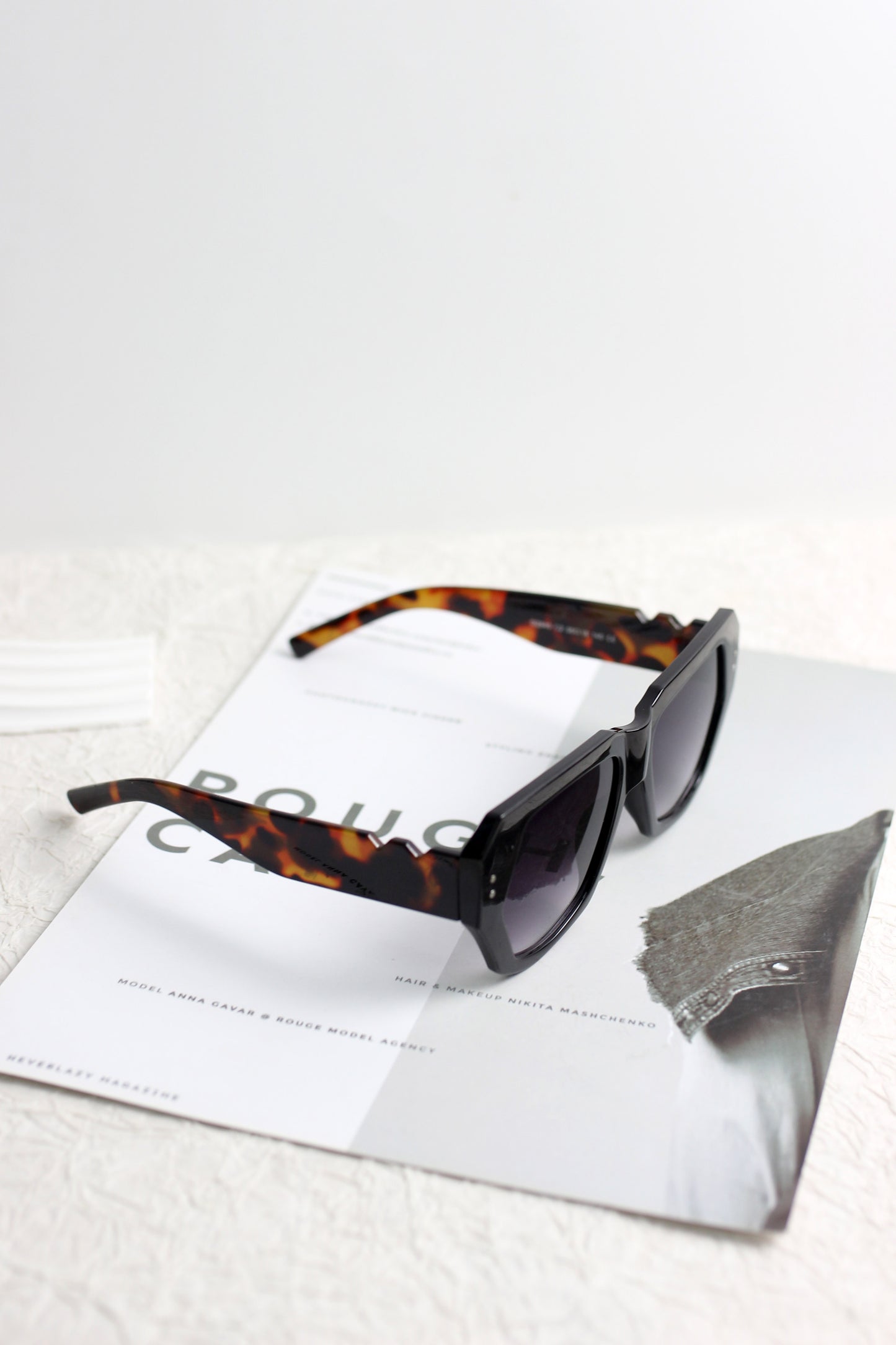 A2507CC26079 - Retro Oversized Square Frame Sunglasses
