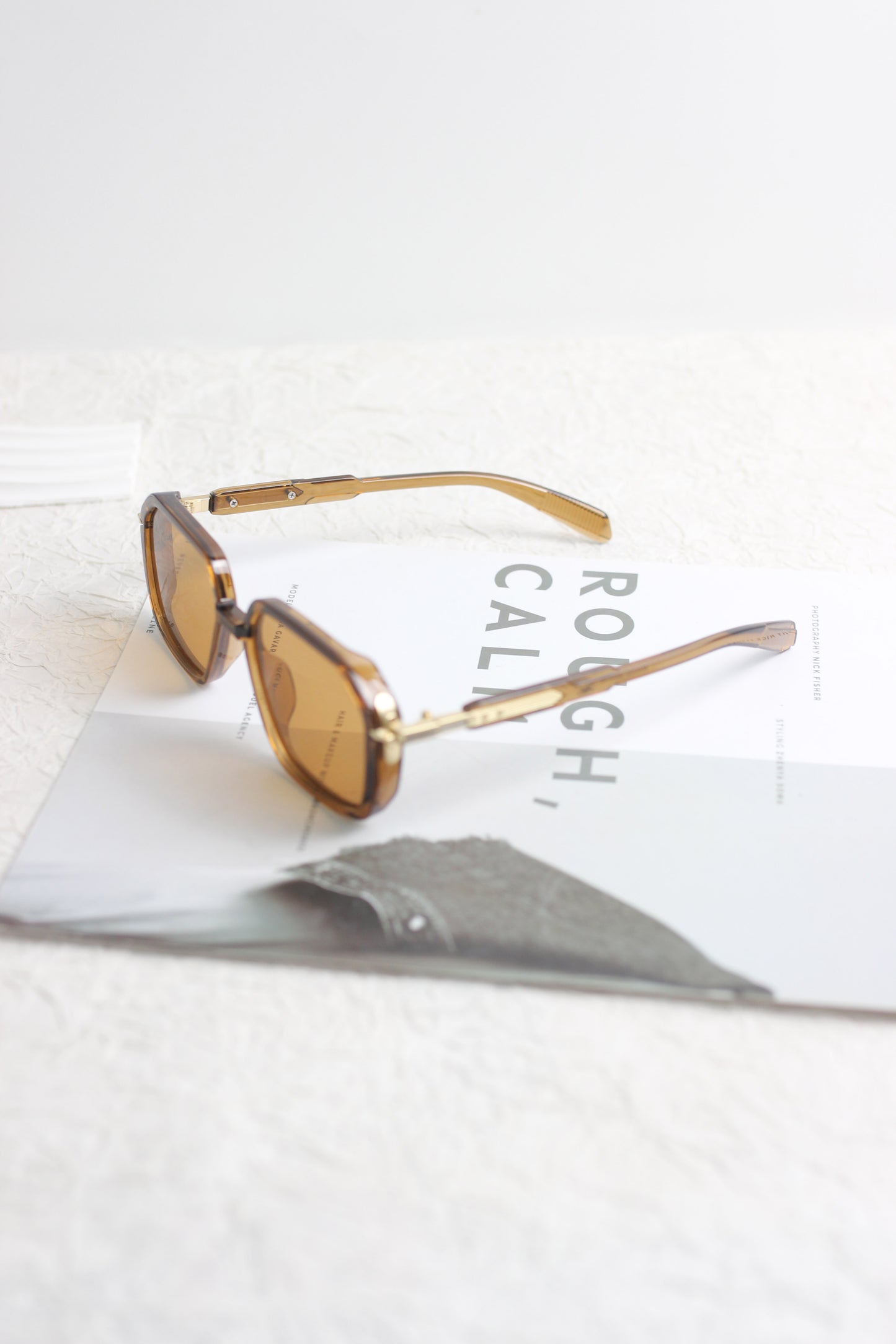 A2507CC80454 - Retro Geometric Sunglasses with Gold Accent