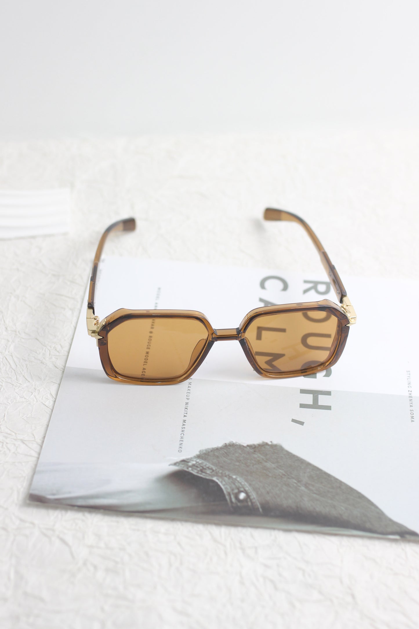 A2507CC80454 - Retro Geometric Sunglasses with Gold Accent