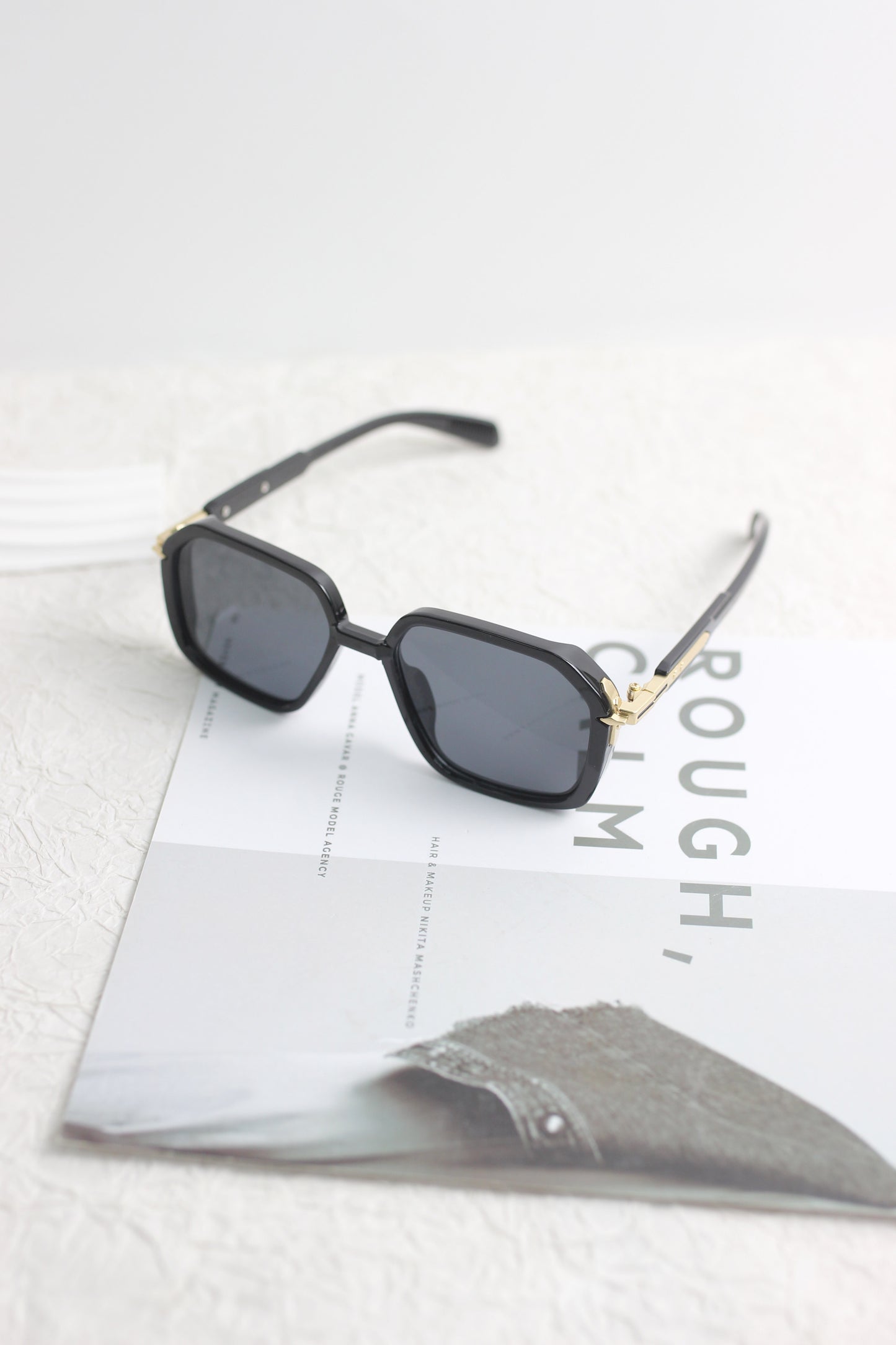 A2507CC80454 - Retro Geometric Sunglasses with Gold Accent