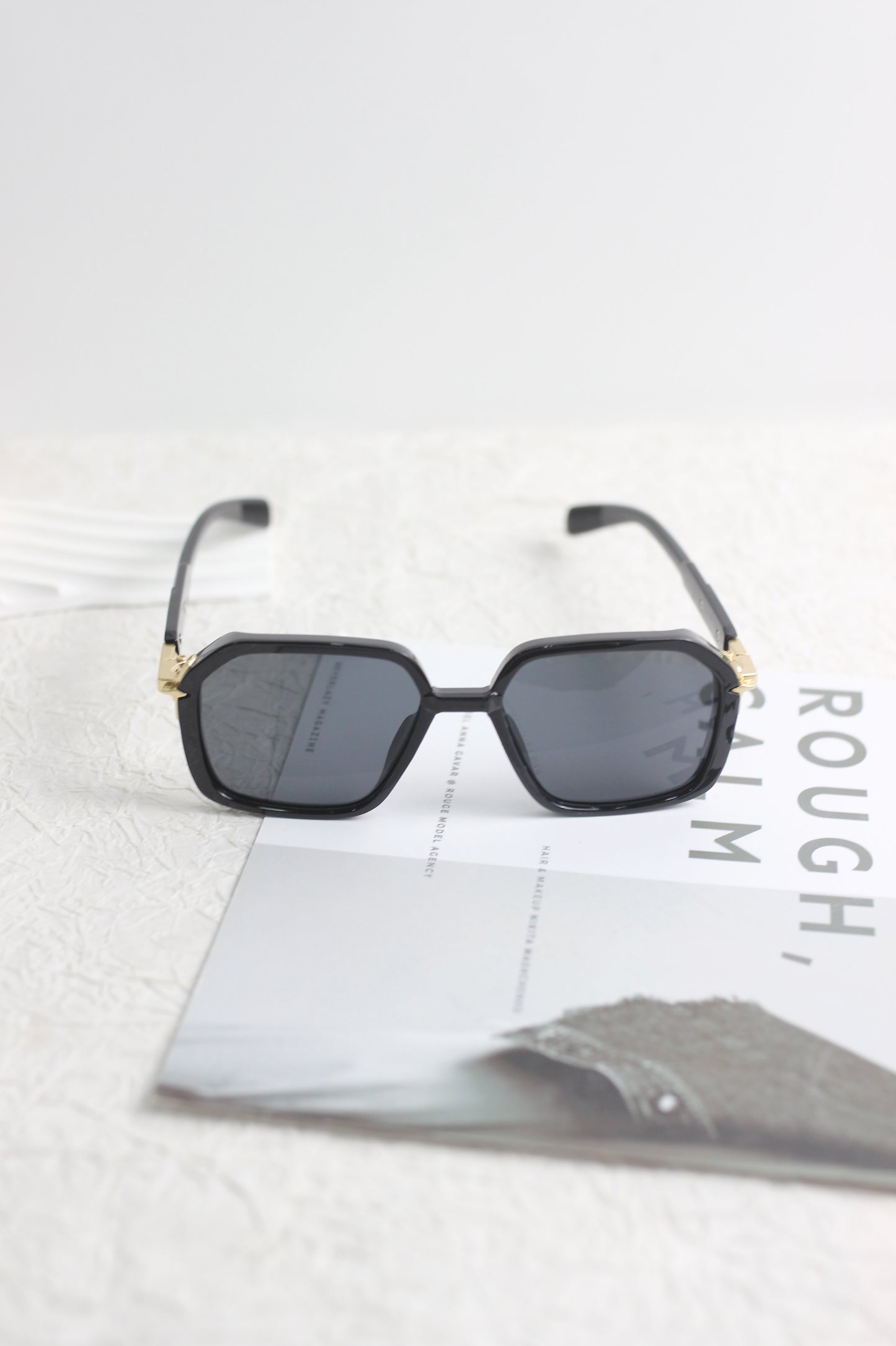 A2507CC80454 - Retro Geometric Sunglasses with Gold Accent