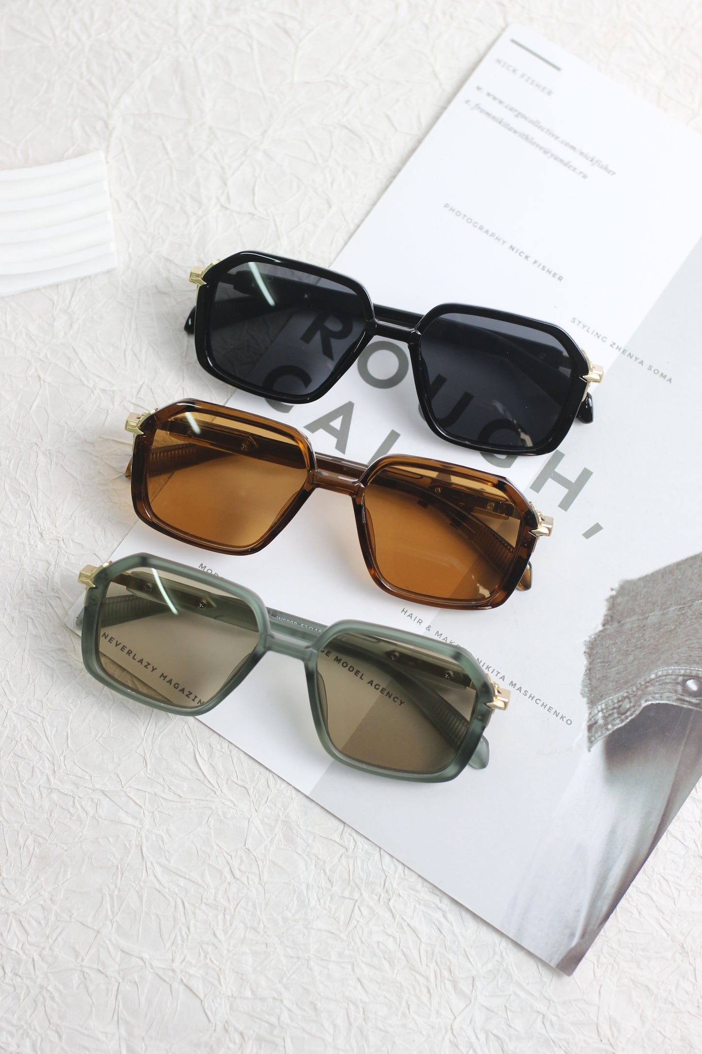 A2507CC80454 - Retro Geometric Sunglasses with Gold Accent