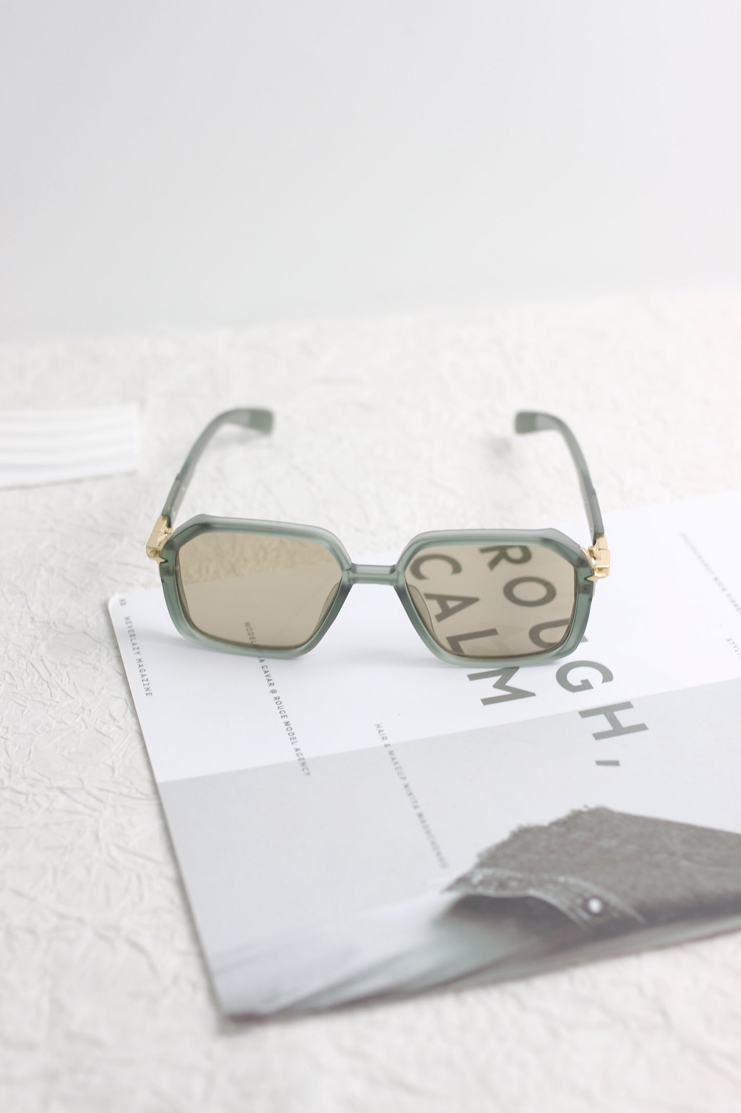 A2507CC80454 - Retro Geometric Sunglasses with Gold Accent