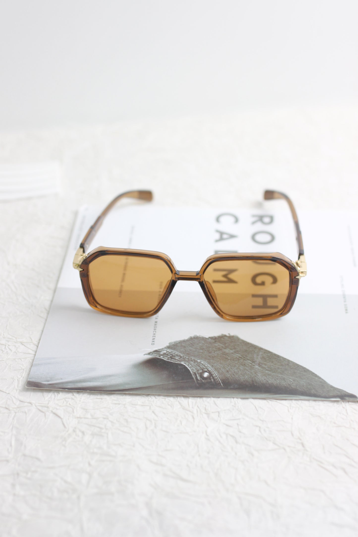 A2507CC80454 - Retro Geometric Sunglasses with Gold Accent