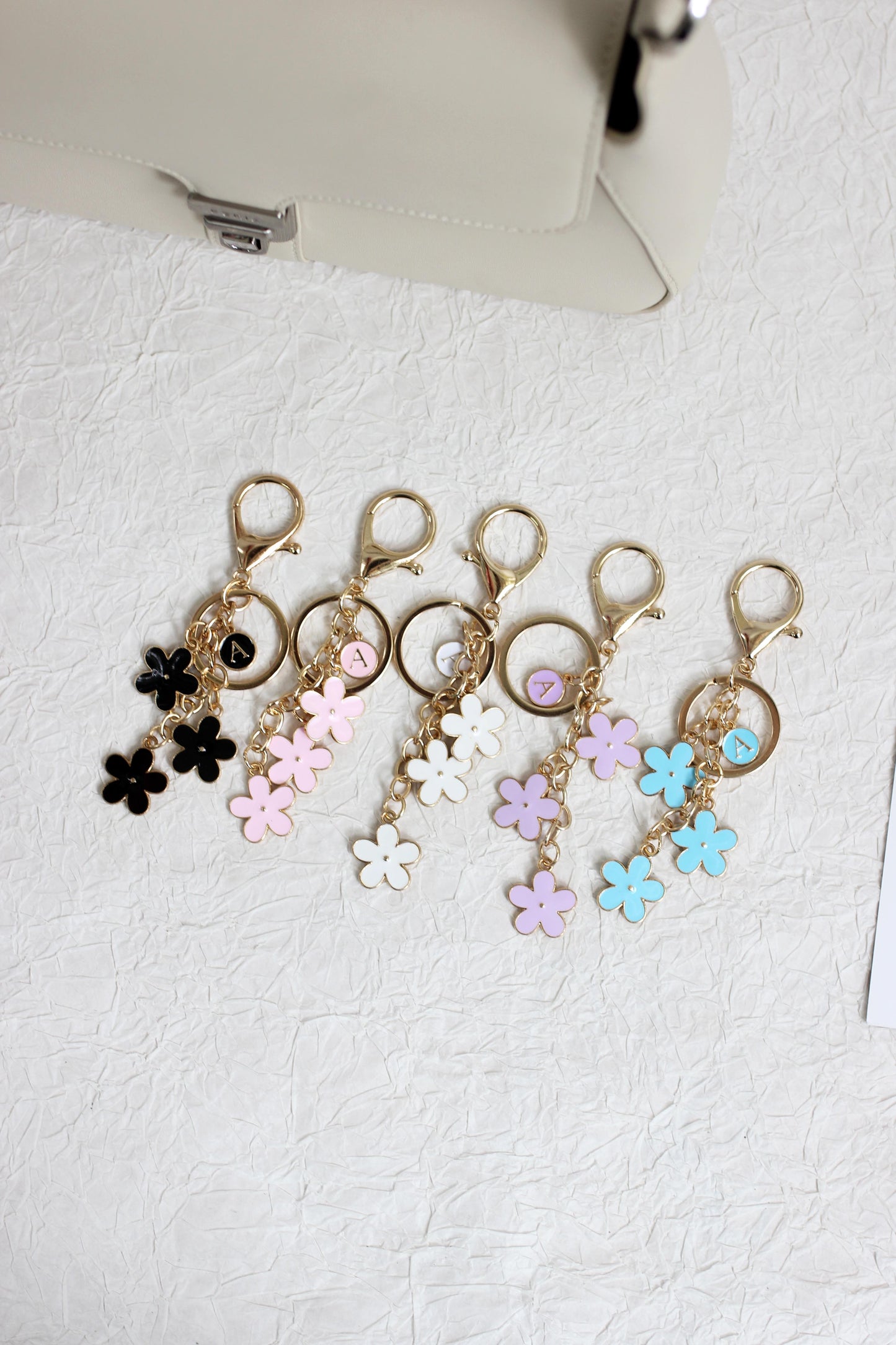 A2507HY20901 -Floral Monogram Keychain ¨C Daisy Letter Charm with Gold Hardware