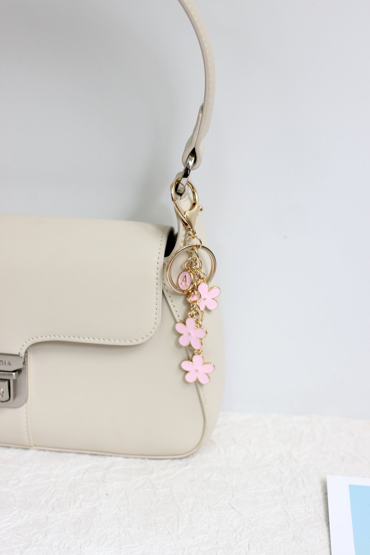 A2507HY20901 -Floral Monogram Keychain ¨C Daisy Letter Charm with Gold Hardware
