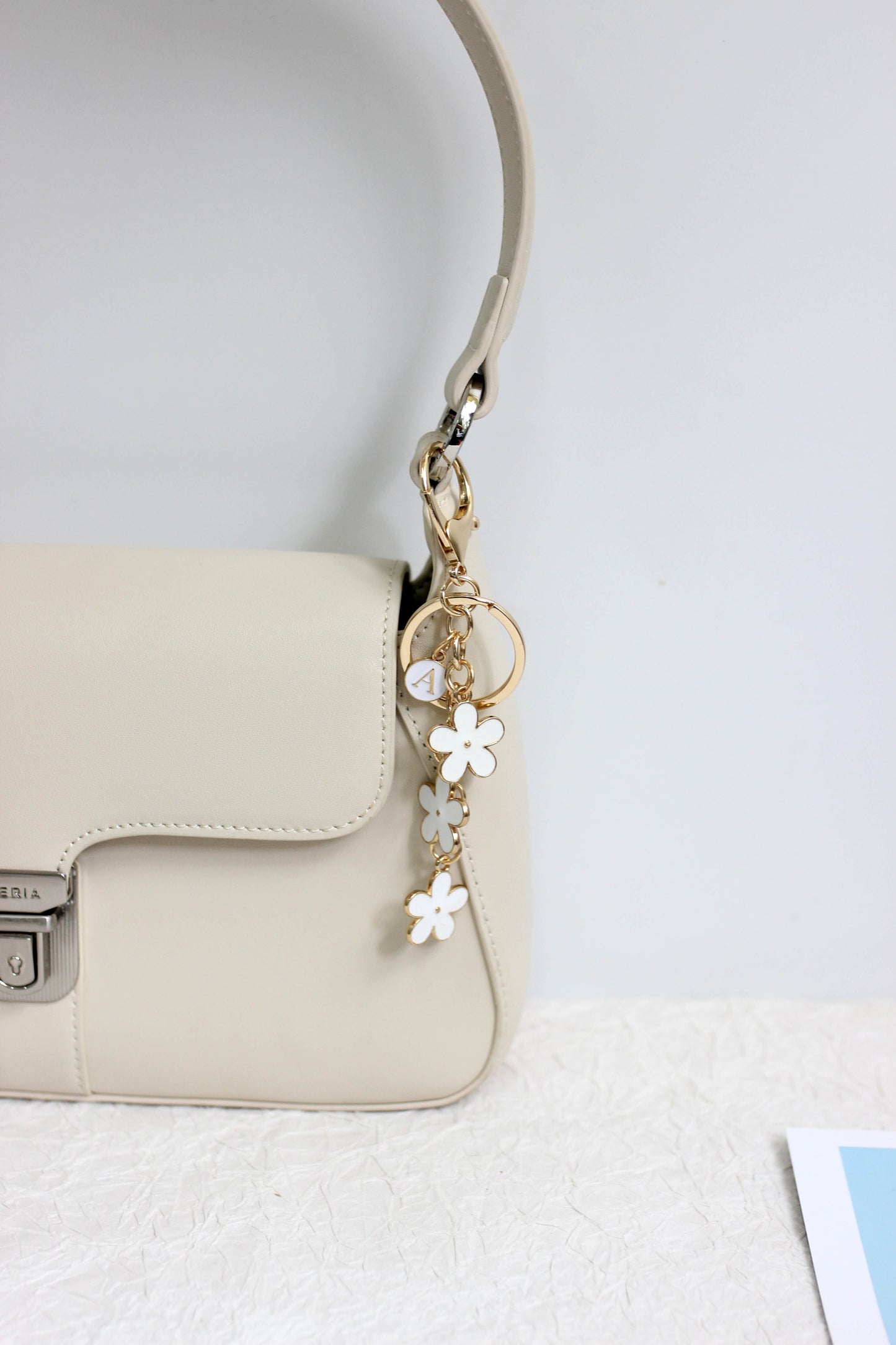 A2507HY20901 -Floral Monogram Keychain ¨C Daisy Letter Charm with Gold Hardware