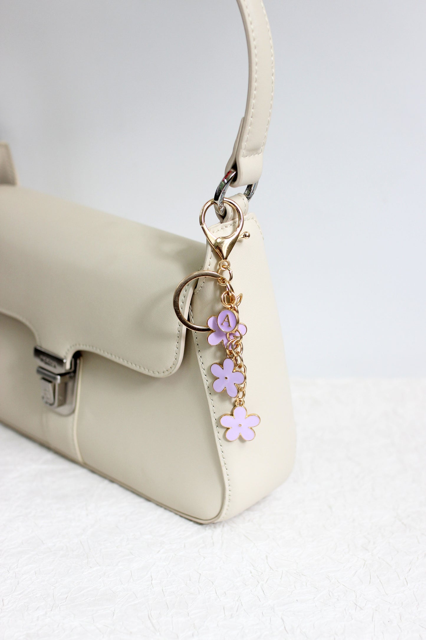 A2507HY20901 -Floral Monogram Keychain ¨C Daisy Letter Charm with Gold Hardware
