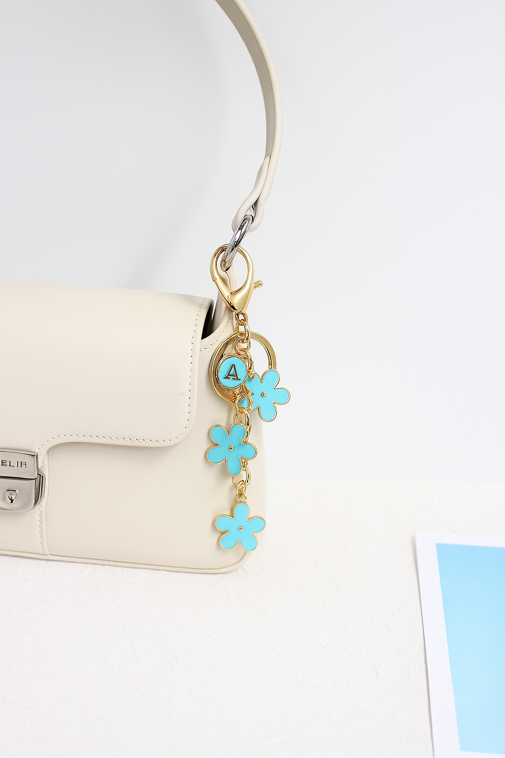 A2507HY20901 -Floral Monogram Keychain ¨C Daisy Letter Charm with Gold Hardware