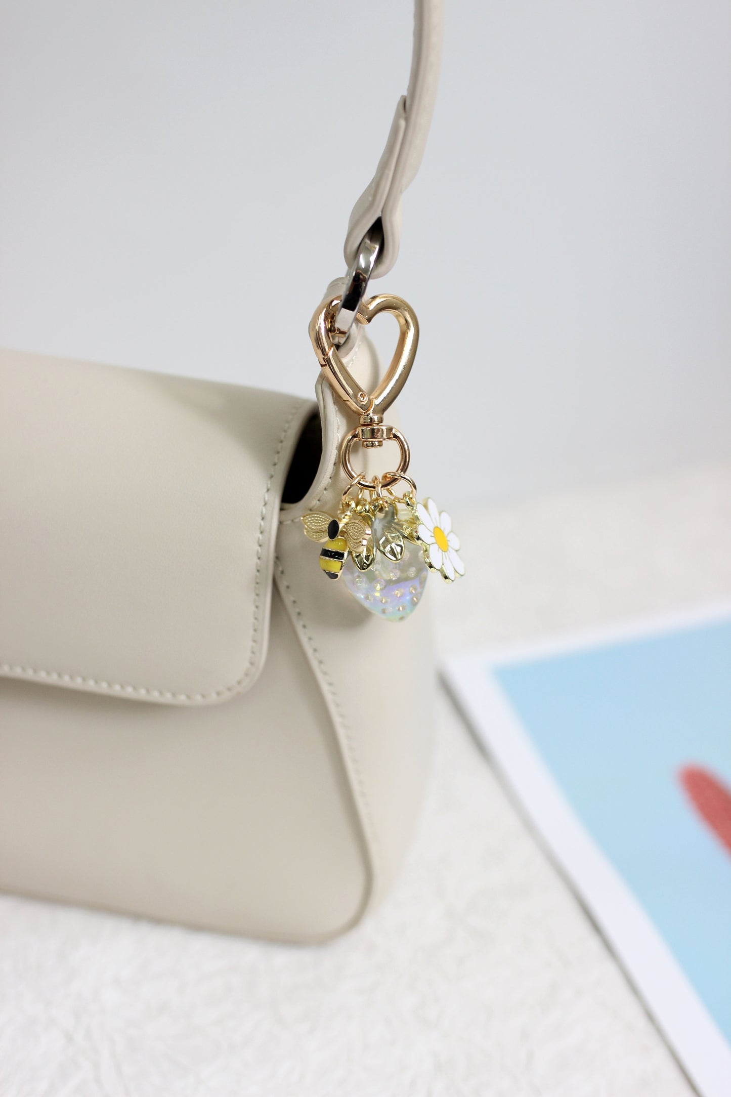 A2507HY46124 - Heart Clasp Strawberry Charm Keychain