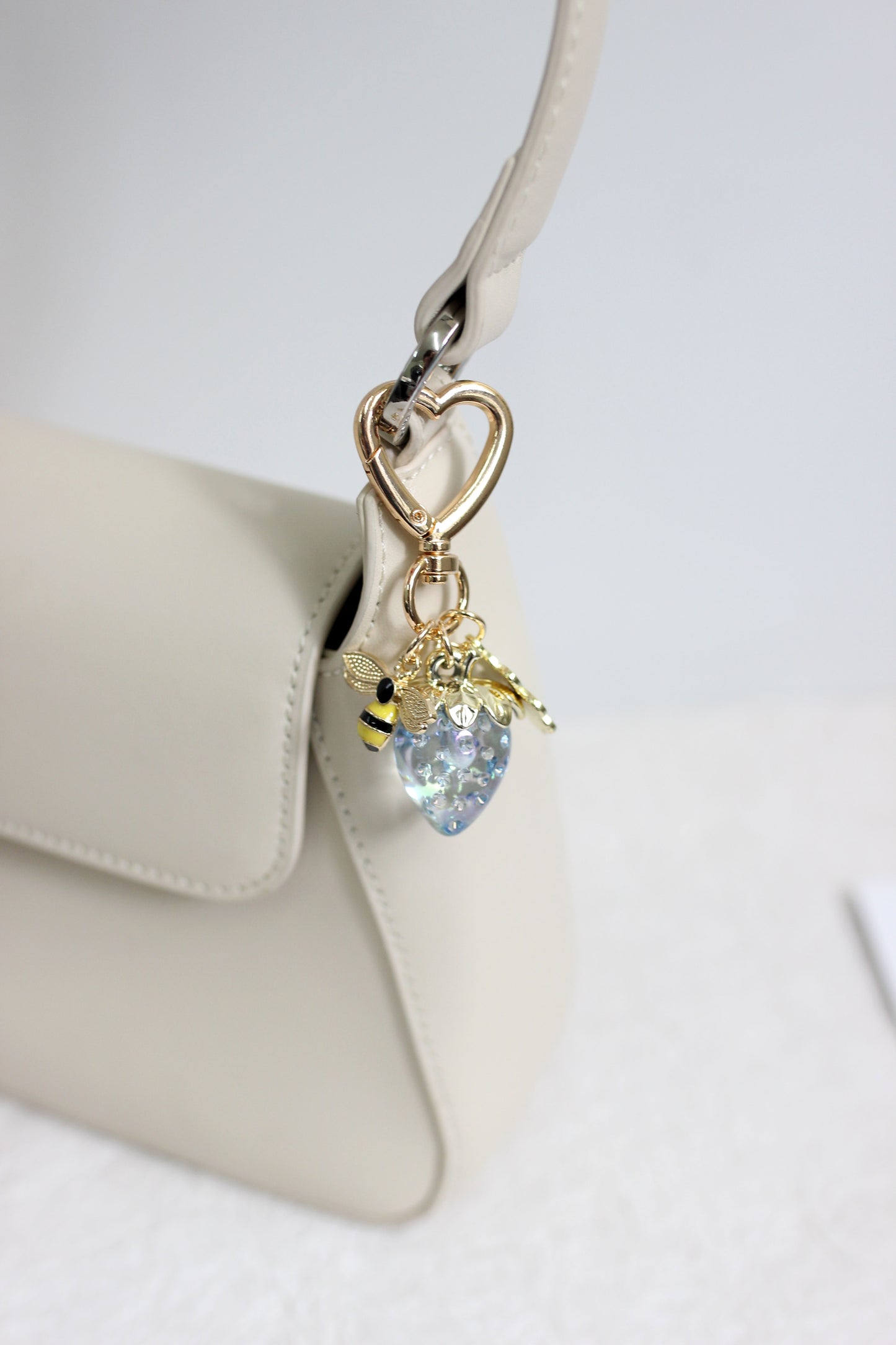 A2507HY46124 - Heart Clasp Strawberry Charm Keychain