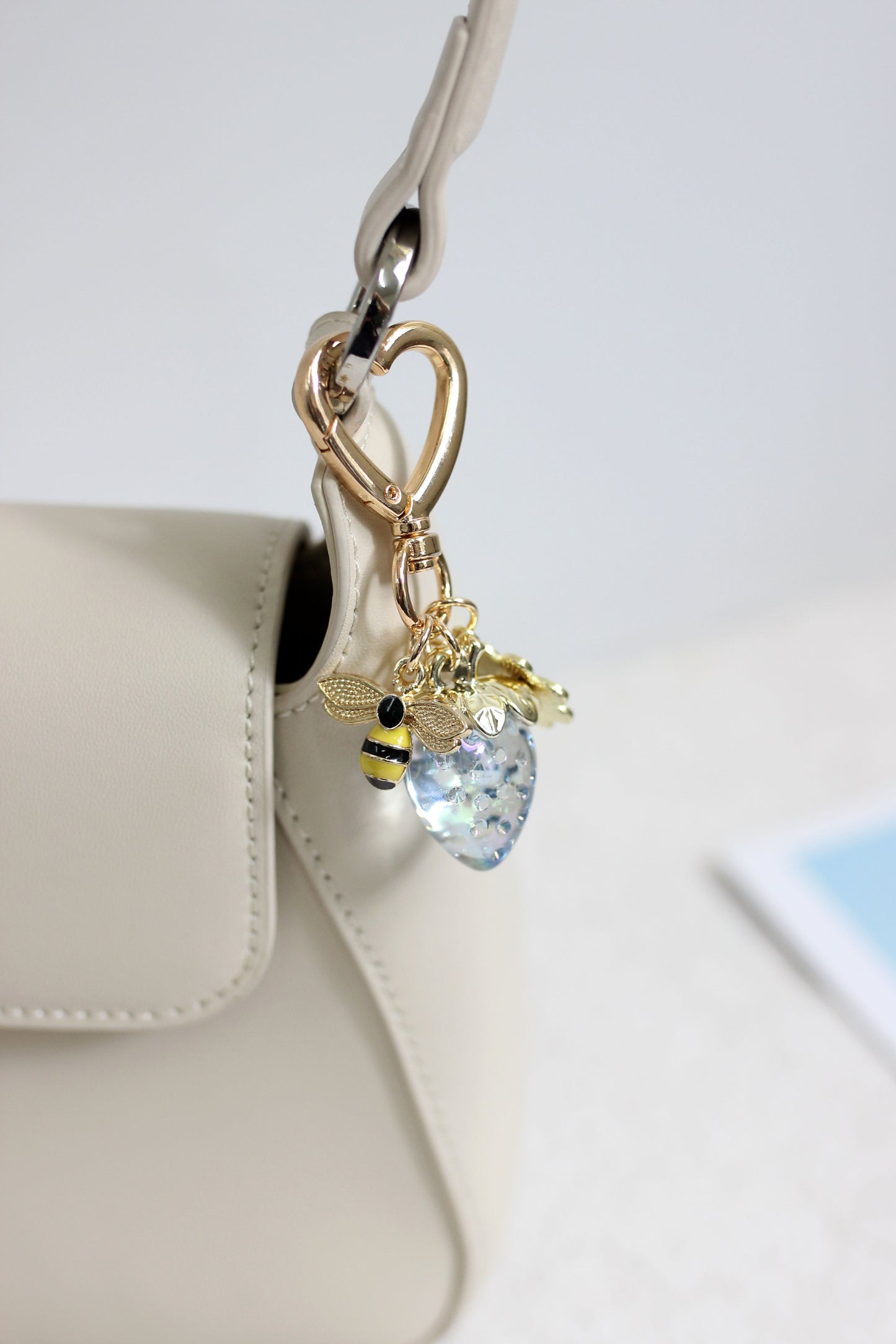 A2507HY46124 - Heart Clasp Strawberry Charm Keychain