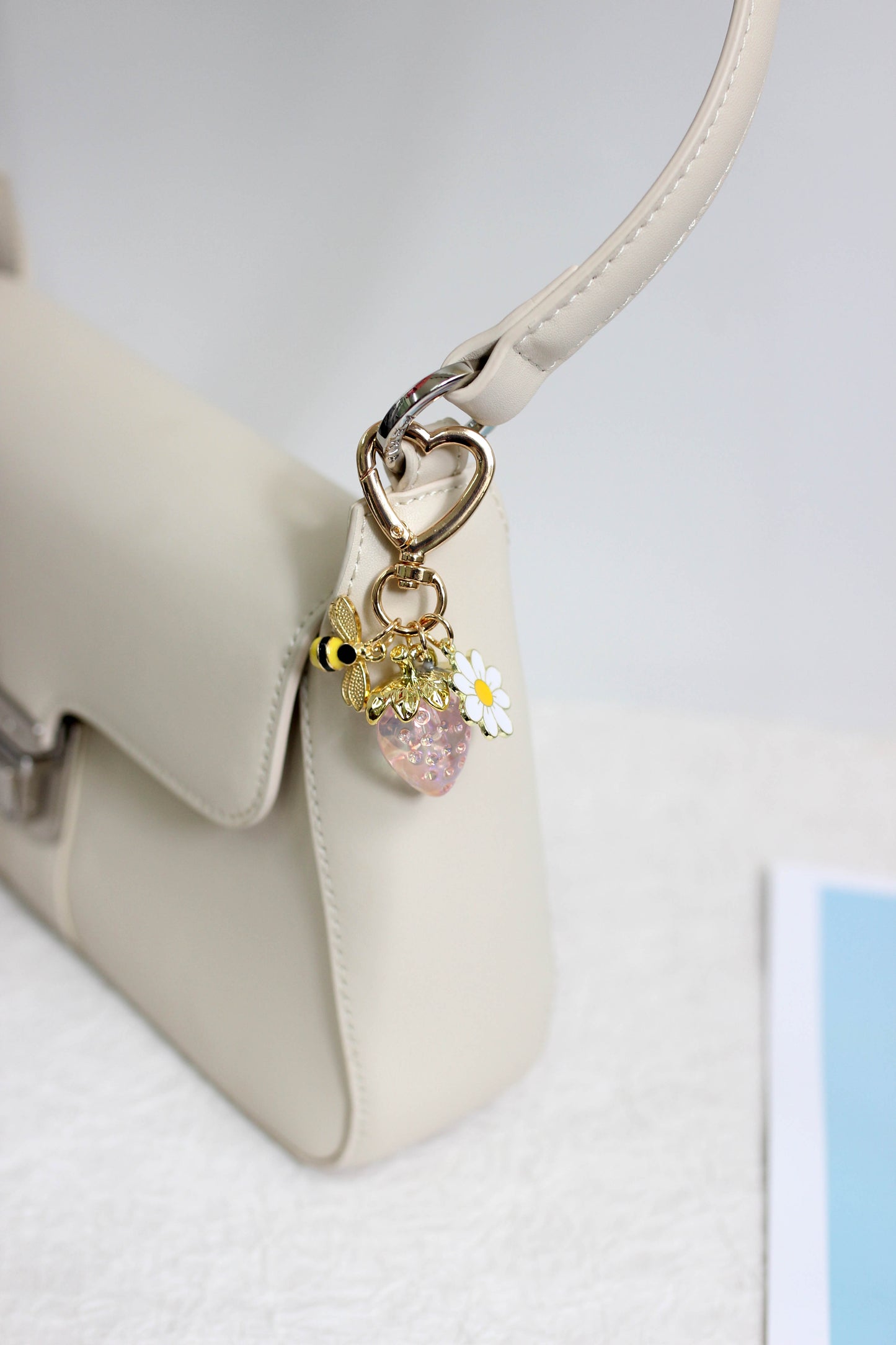 A2507HY46124 - Heart Clasp Strawberry Charm Keychain