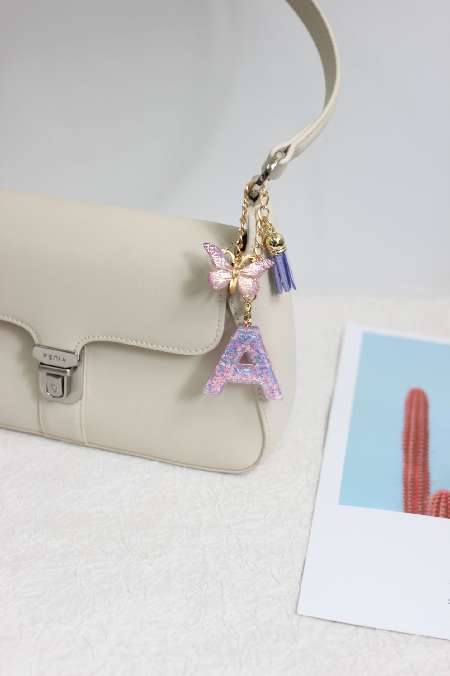 A2507HY68144 - Glitter Resin Letter Keychain ¨C Butterfly & Tassel Bag Charm