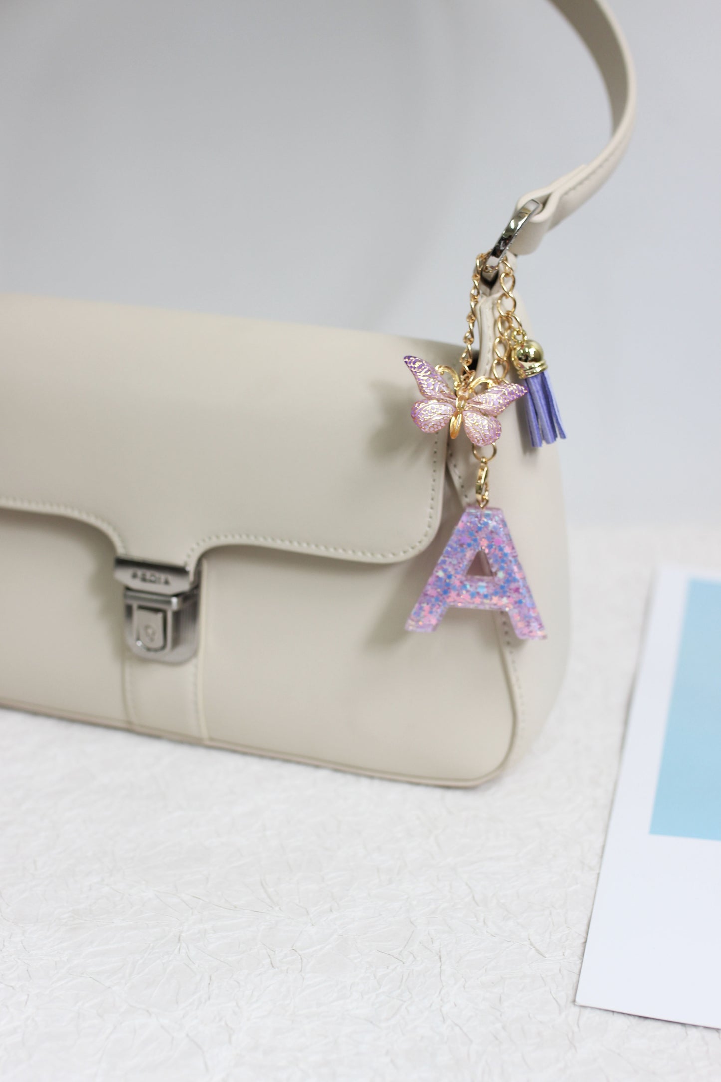 A2507HY68144 - Glitter Resin Letter Keychain ¨C Butterfly & Tassel Bag Charm