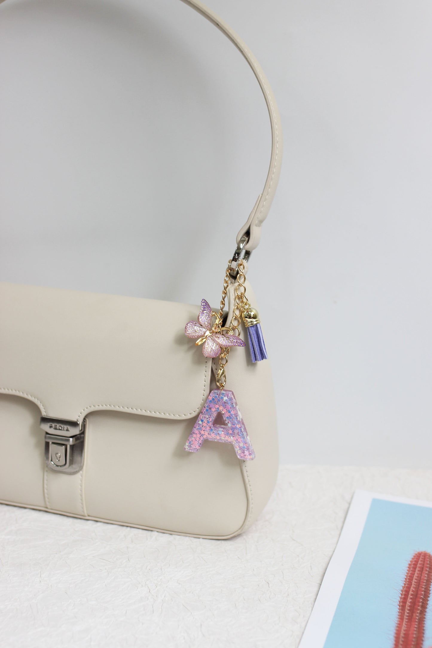 A2507HY68144 - Glitter Resin Letter Keychain ¨C Butterfly & Tassel Bag Charm