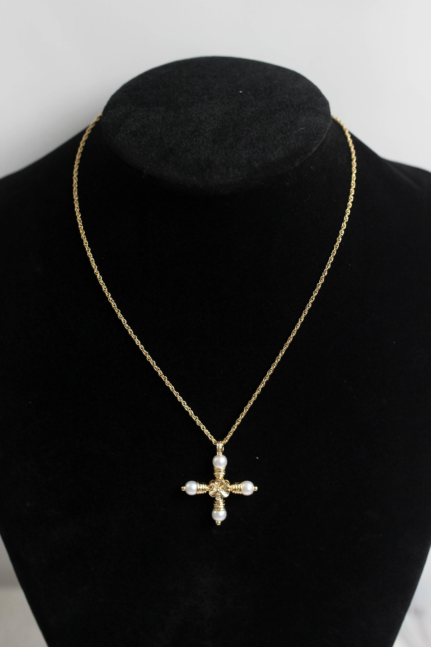A2507JF8673 - Baroque Pearl Cross Pendant Necklace