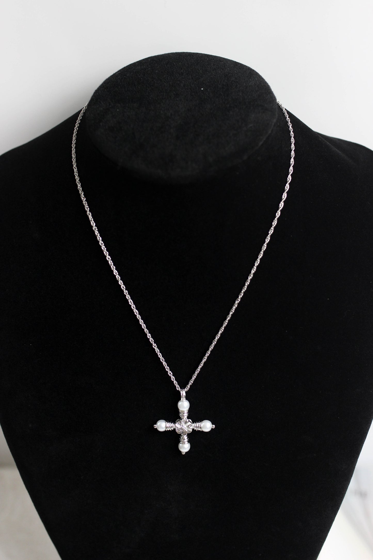 A2507JF8673 - Baroque Pearl Cross Pendant Necklace