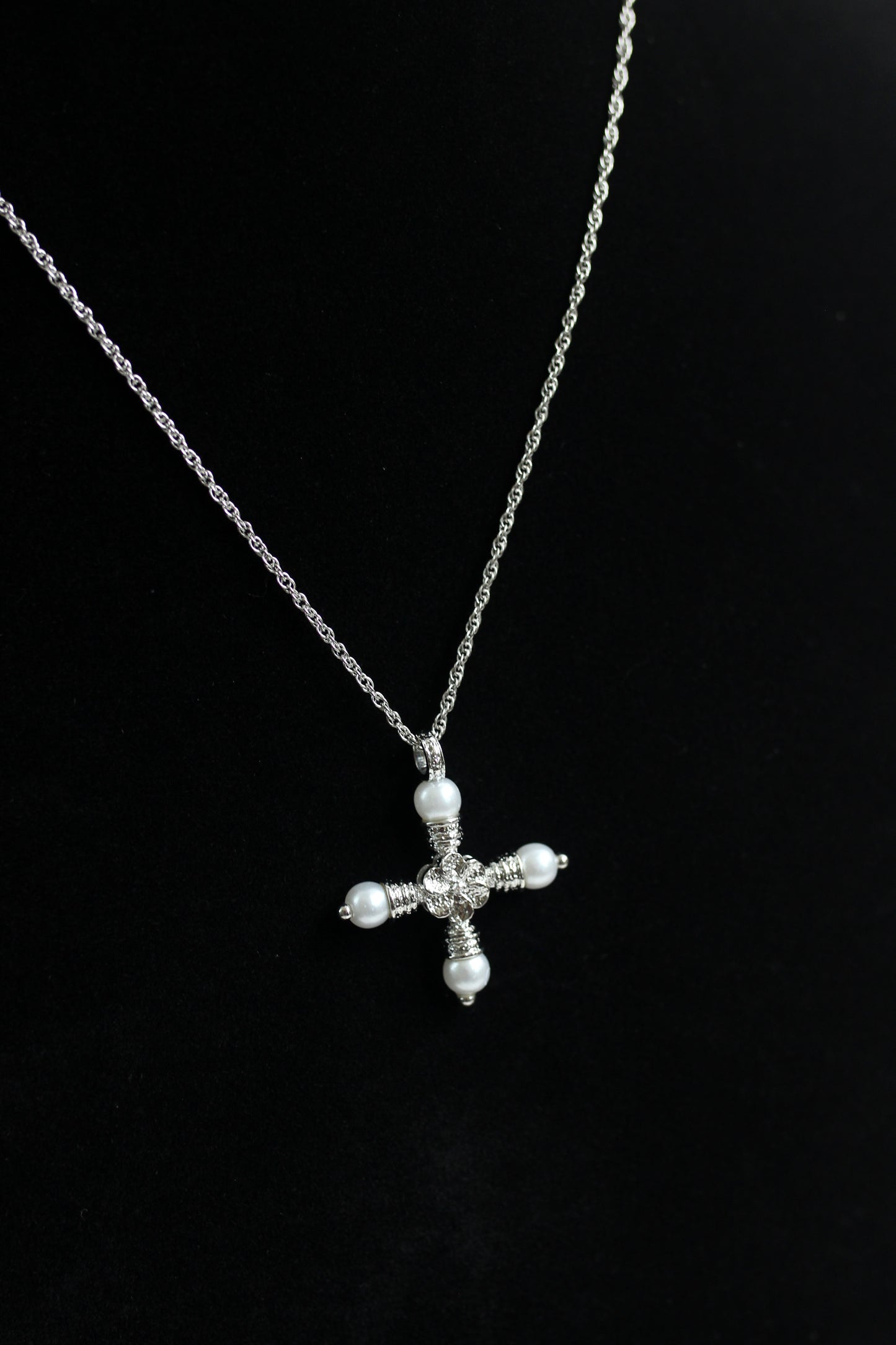 A2507JF8673 - Baroque Pearl Cross Pendant Necklace