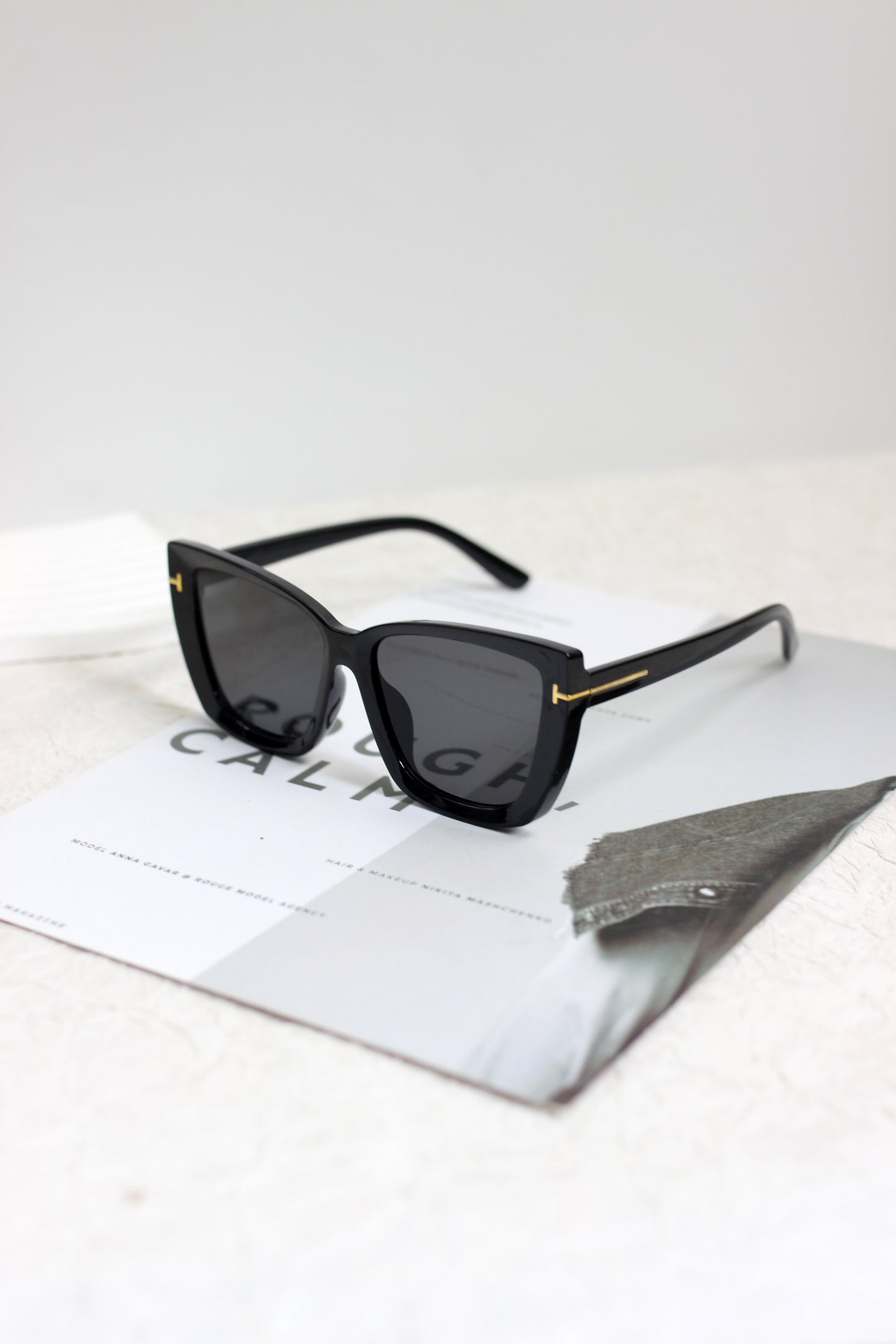 A2507KY27802 - Oversized Cat-Eye Sunglasses with Gold T Detail