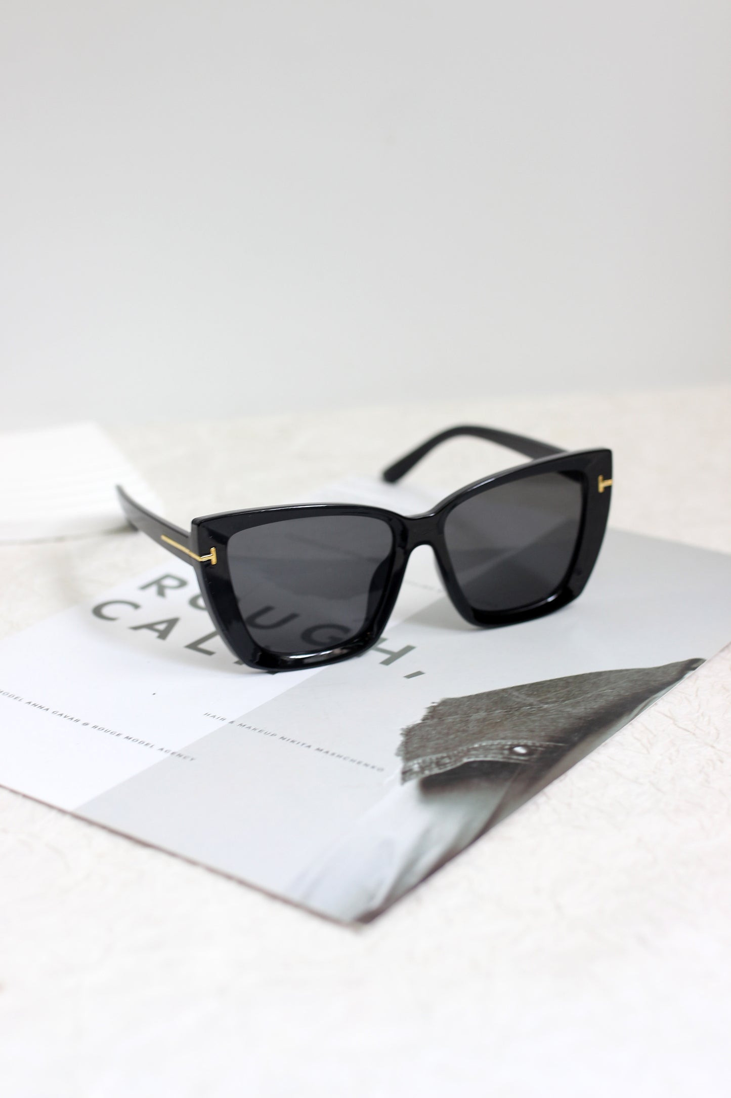 A2507KY27802 - Oversized Cat-Eye Sunglasses with Gold T Detail