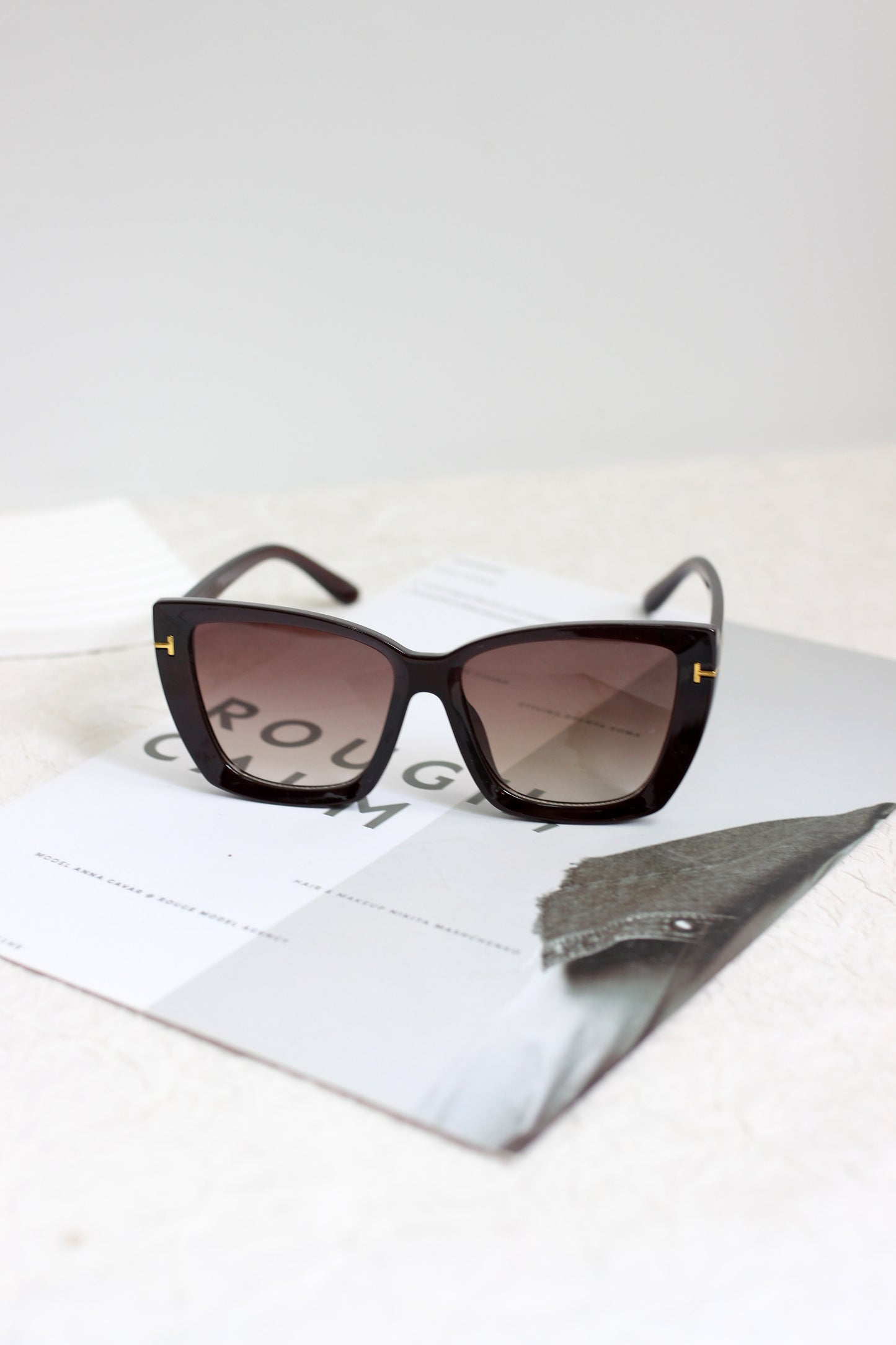 A2507KY27802 - Oversized Cat-Eye Sunglasses with Gold T Detail