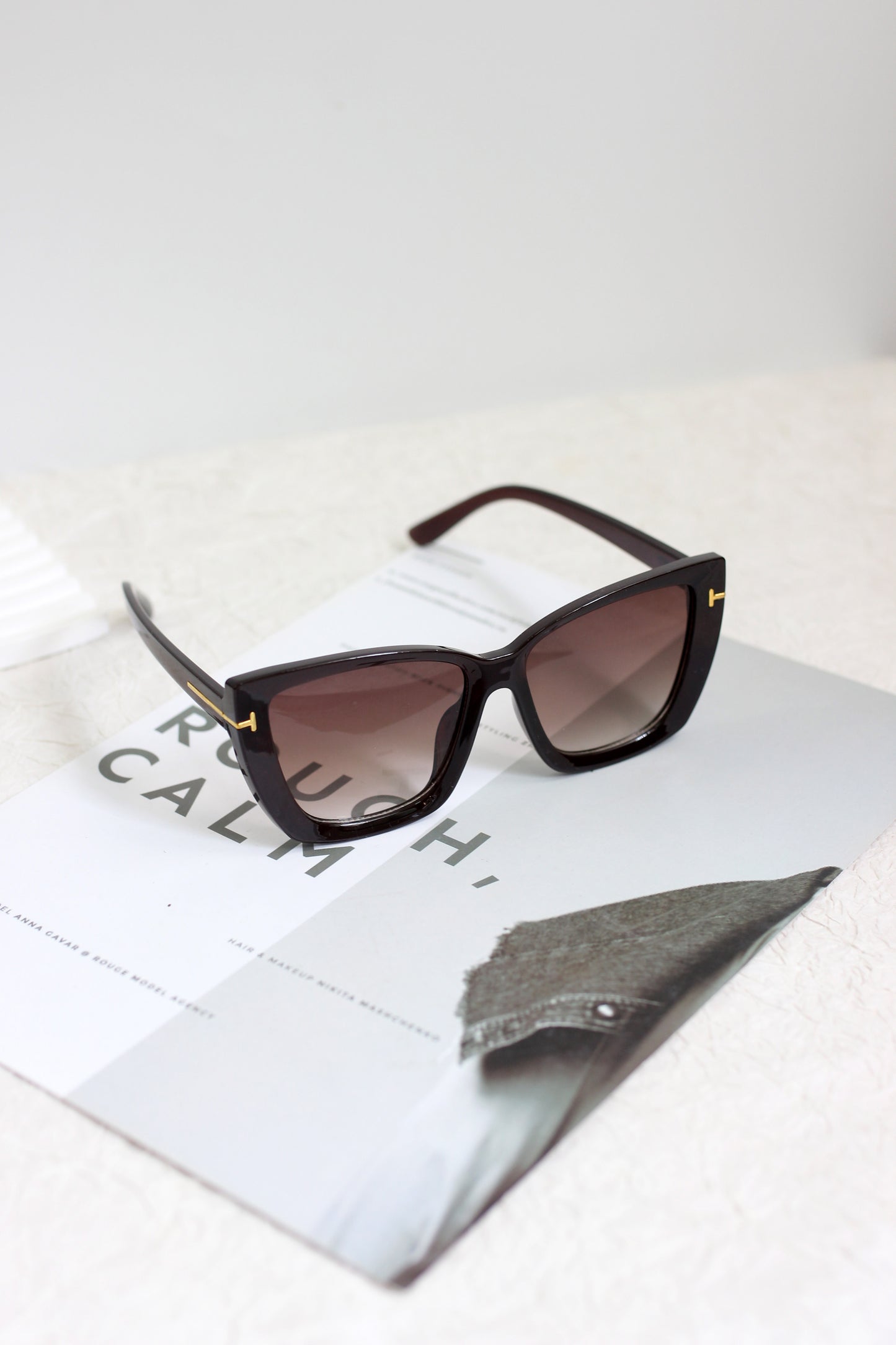 A2507KY27802 - Oversized Cat-Eye Sunglasses with Gold T Detail