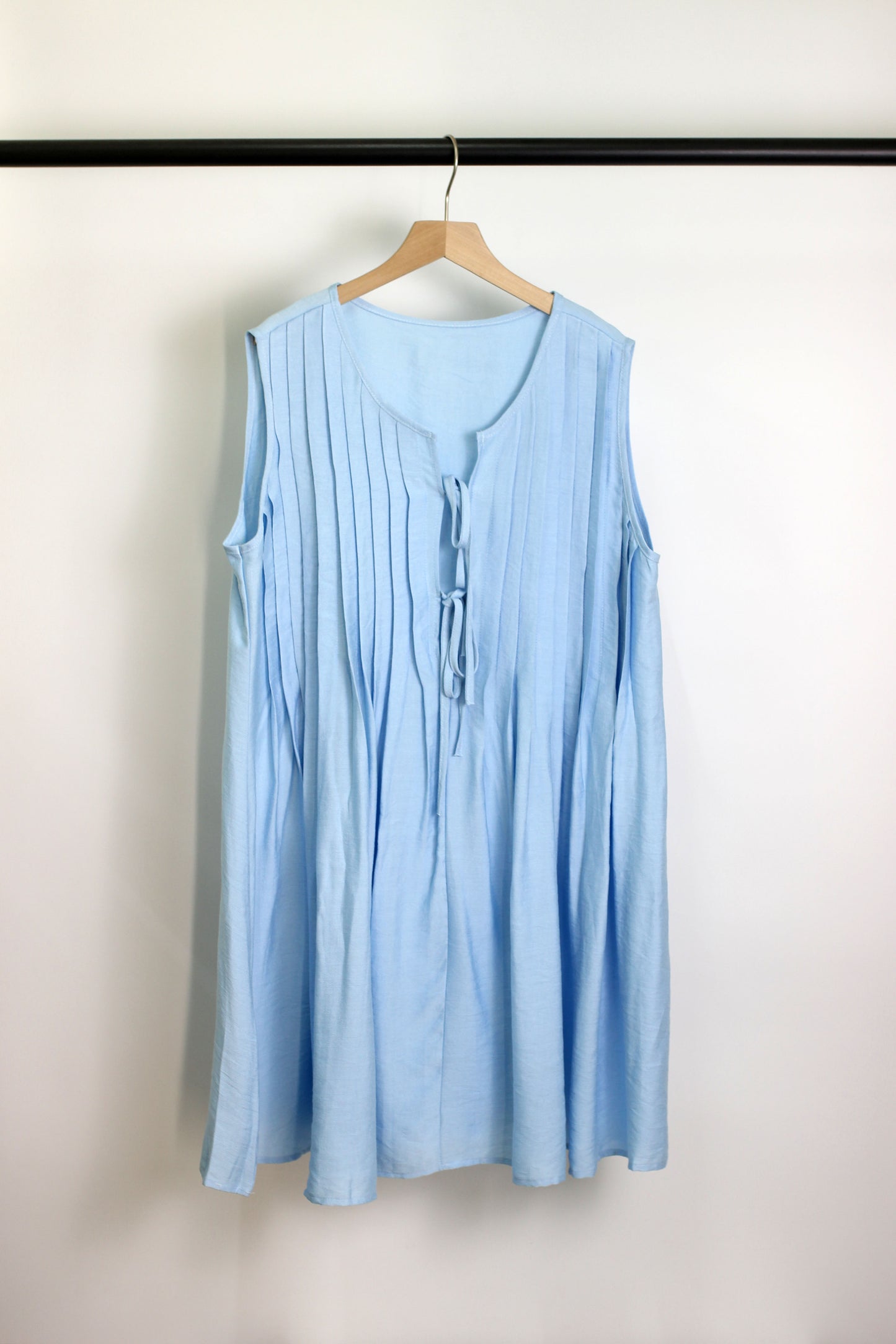 D2501CXB79019 - Sleeveless Pleated Summer Dress with Front Tie