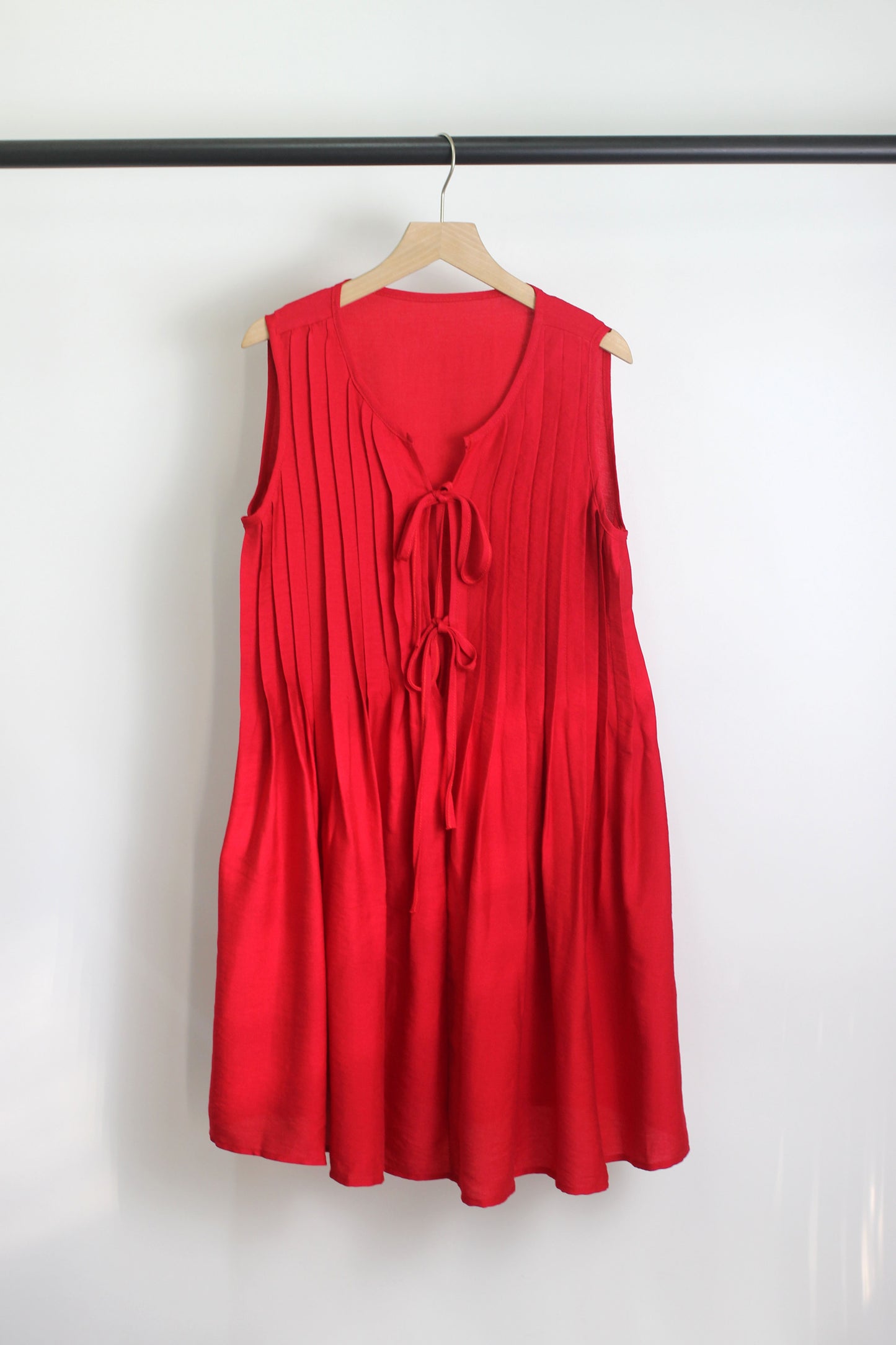 D2501CXB79019 - Sleeveless Pleated Summer Dress with Front Tie