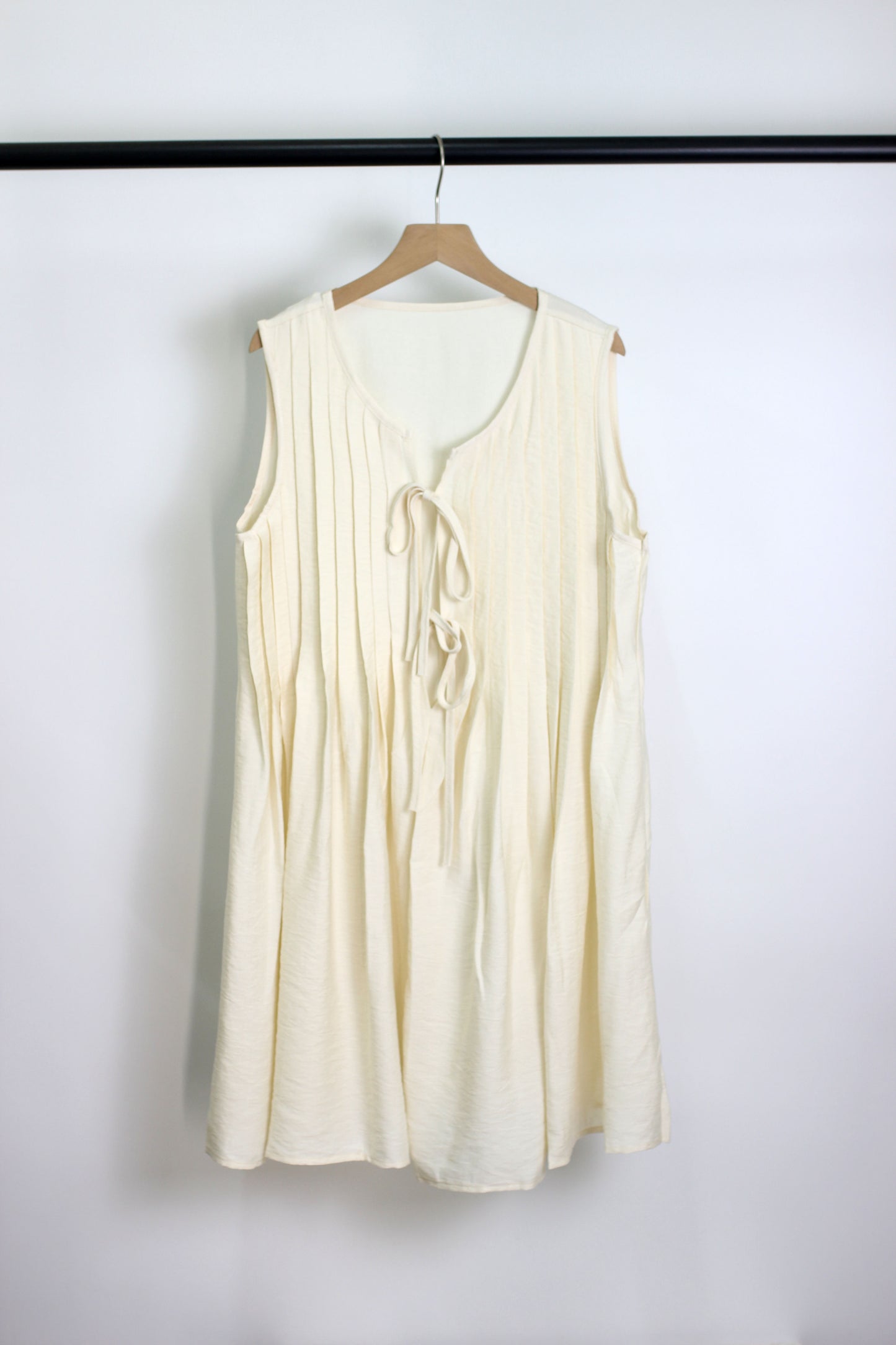 D2501CXB79019 - Sleeveless Pleated Summer Dress with Front Tie