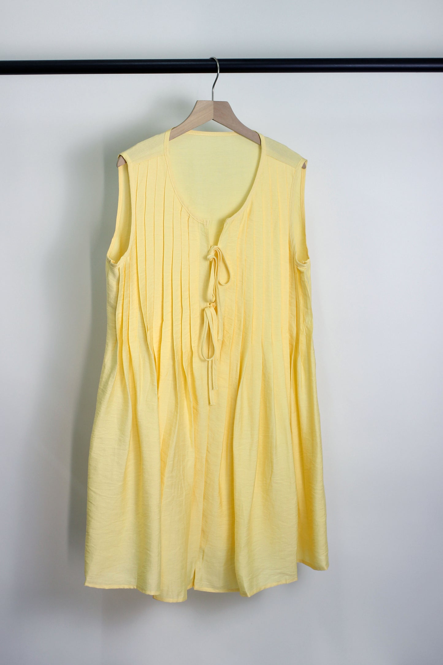D2501CXB79019 - Sleeveless Pleated Summer Dress with Front Tie