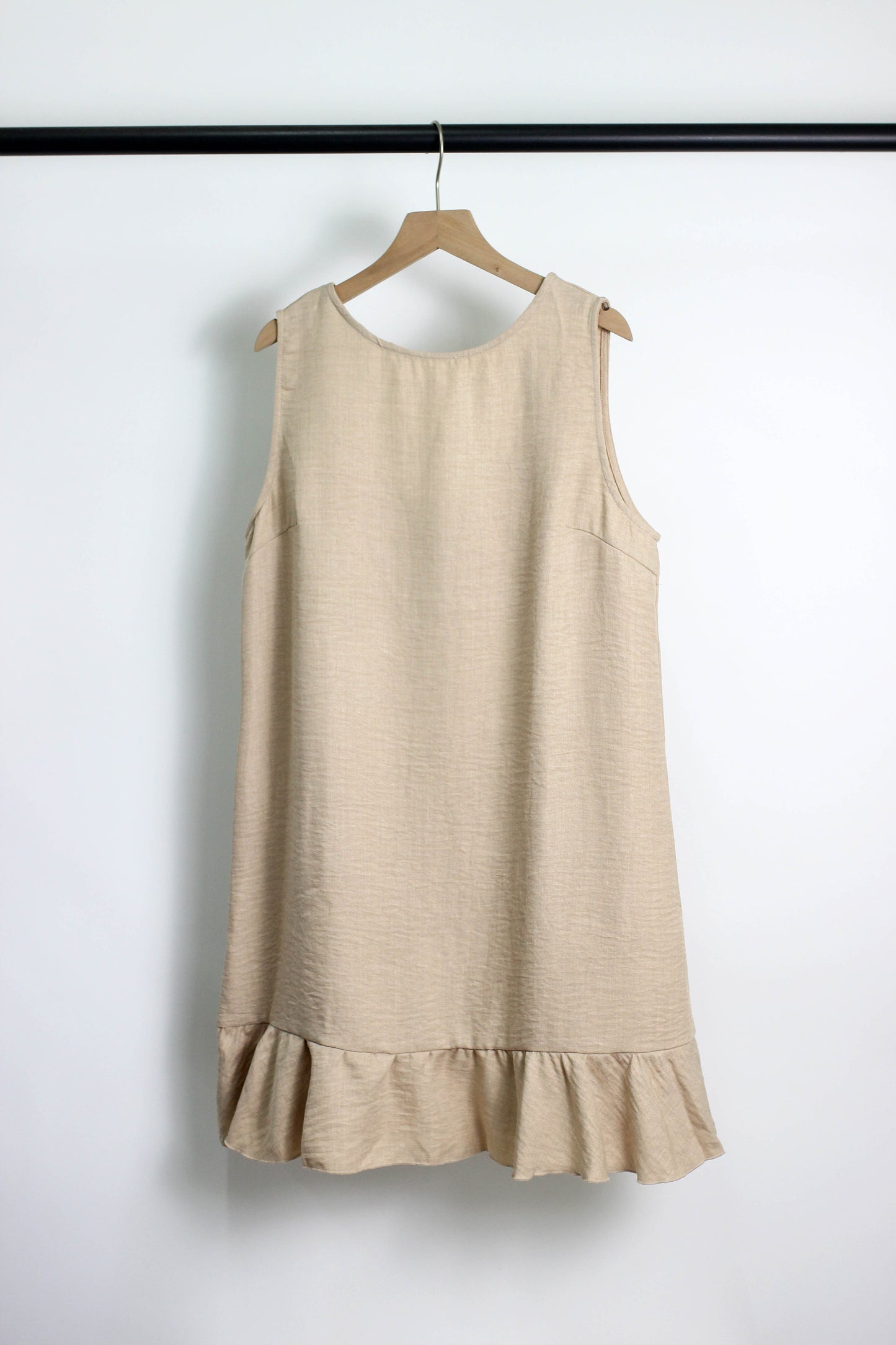 D2502GS21850 - Sleeveless Ruffle Hem Shift Dress with Back Bow Tie