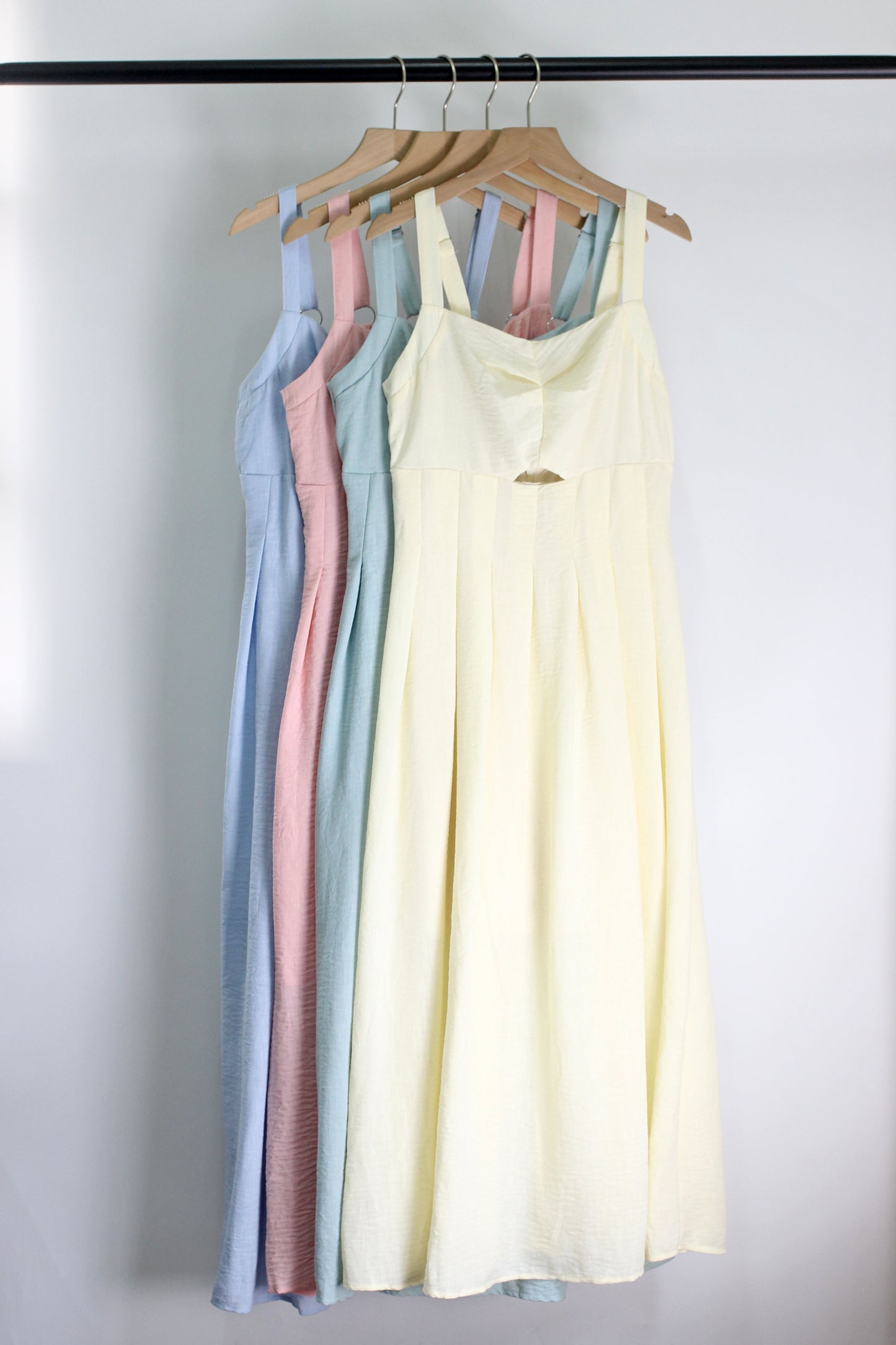 D2503DY91236 - Sleeveless Pleated Midi Sundress with Cut-Out Detail