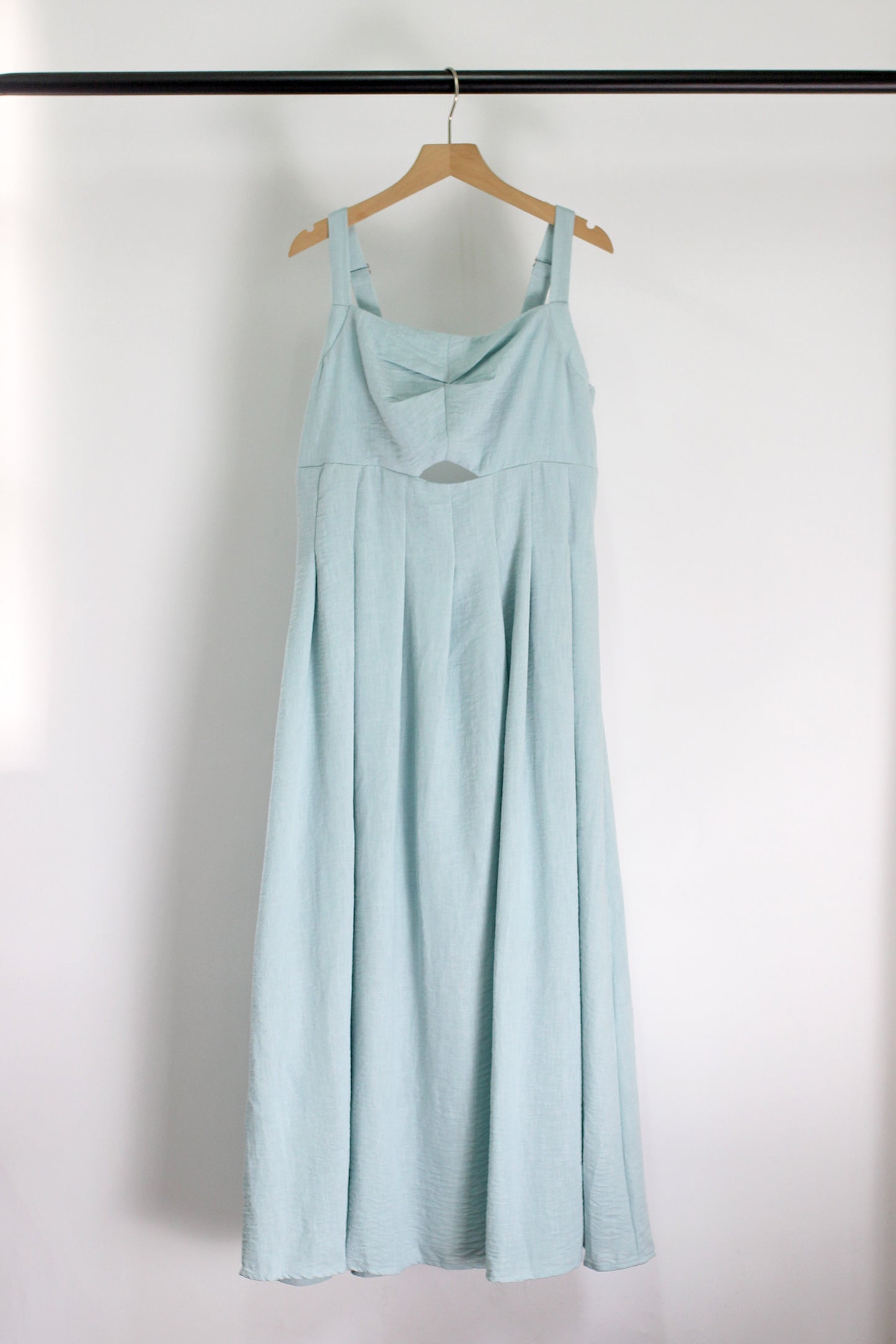 D2503DY91236 - Sleeveless Pleated Midi Sundress with Cut-Out Detail