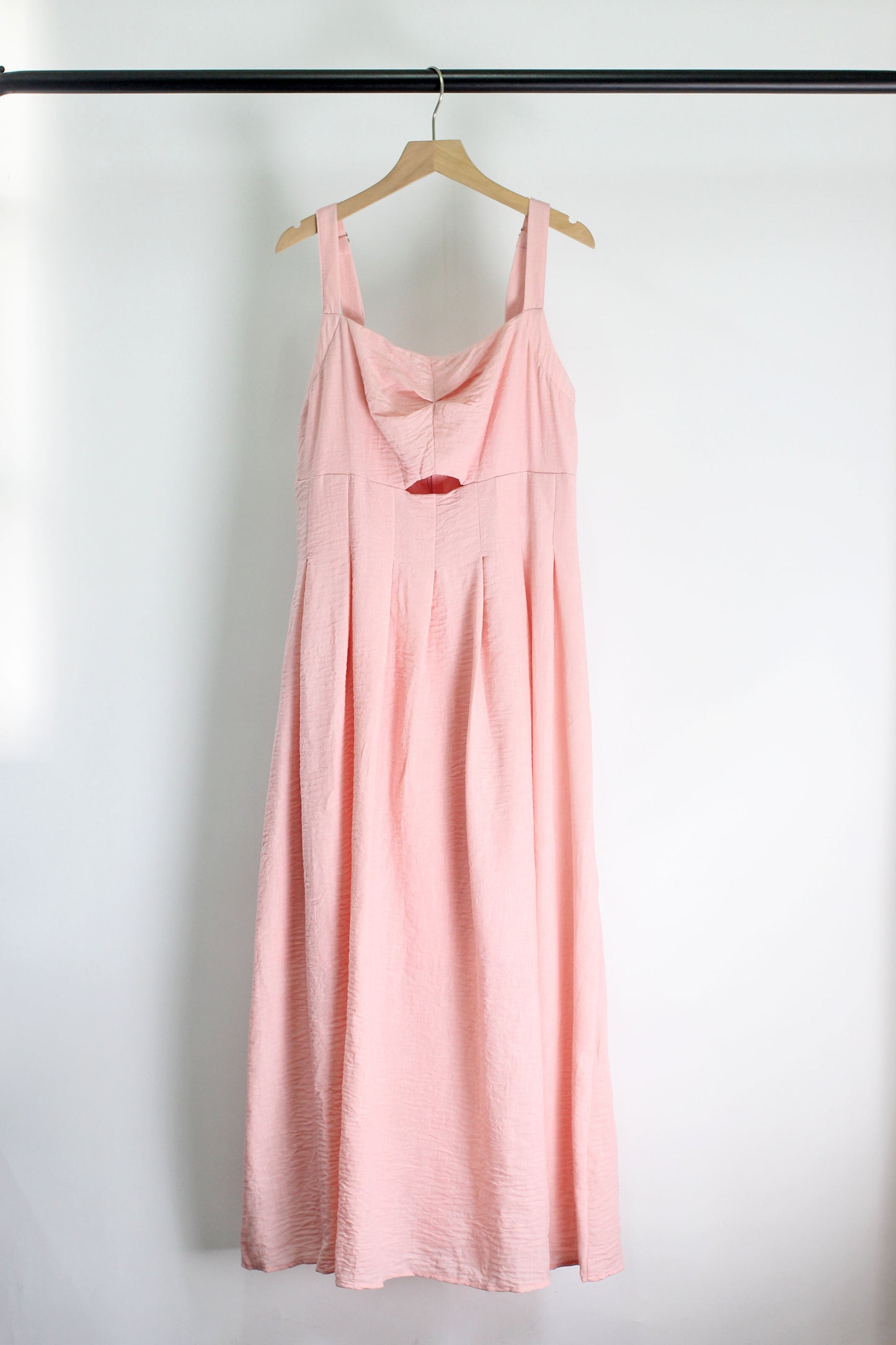 D2503DY91236 - Sleeveless Pleated Midi Sundress with Cut-Out Detail