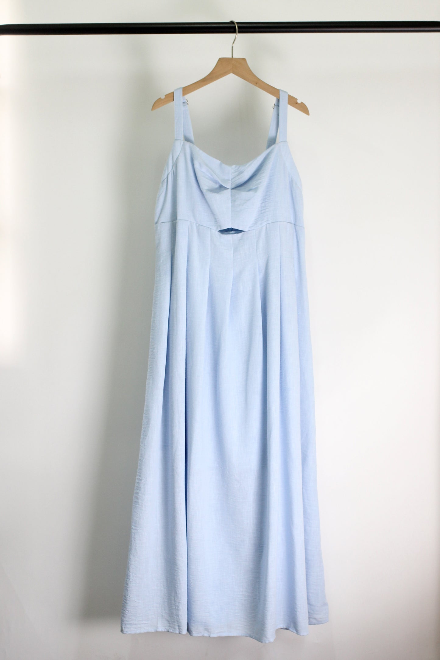 D2503DY91236 - Sleeveless Pleated Midi Sundress with Cut-Out Detail
