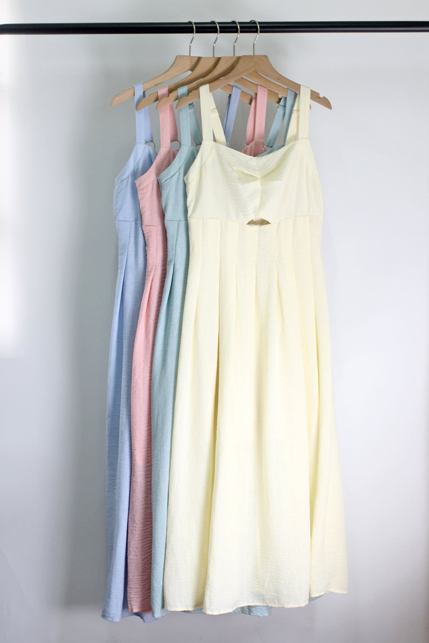 D2503DY91236 - Sleeveless Pleated Midi Sundress with Cut-Out Detail