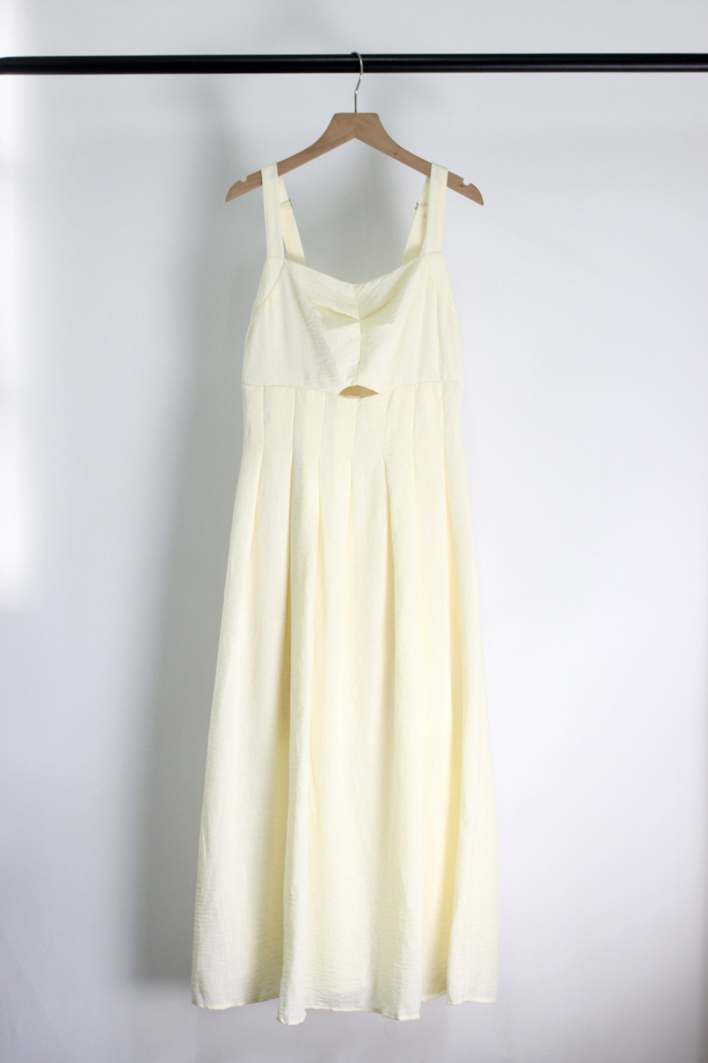 D2503DY91236 - Sleeveless Pleated Midi Sundress with Cut-Out Detail