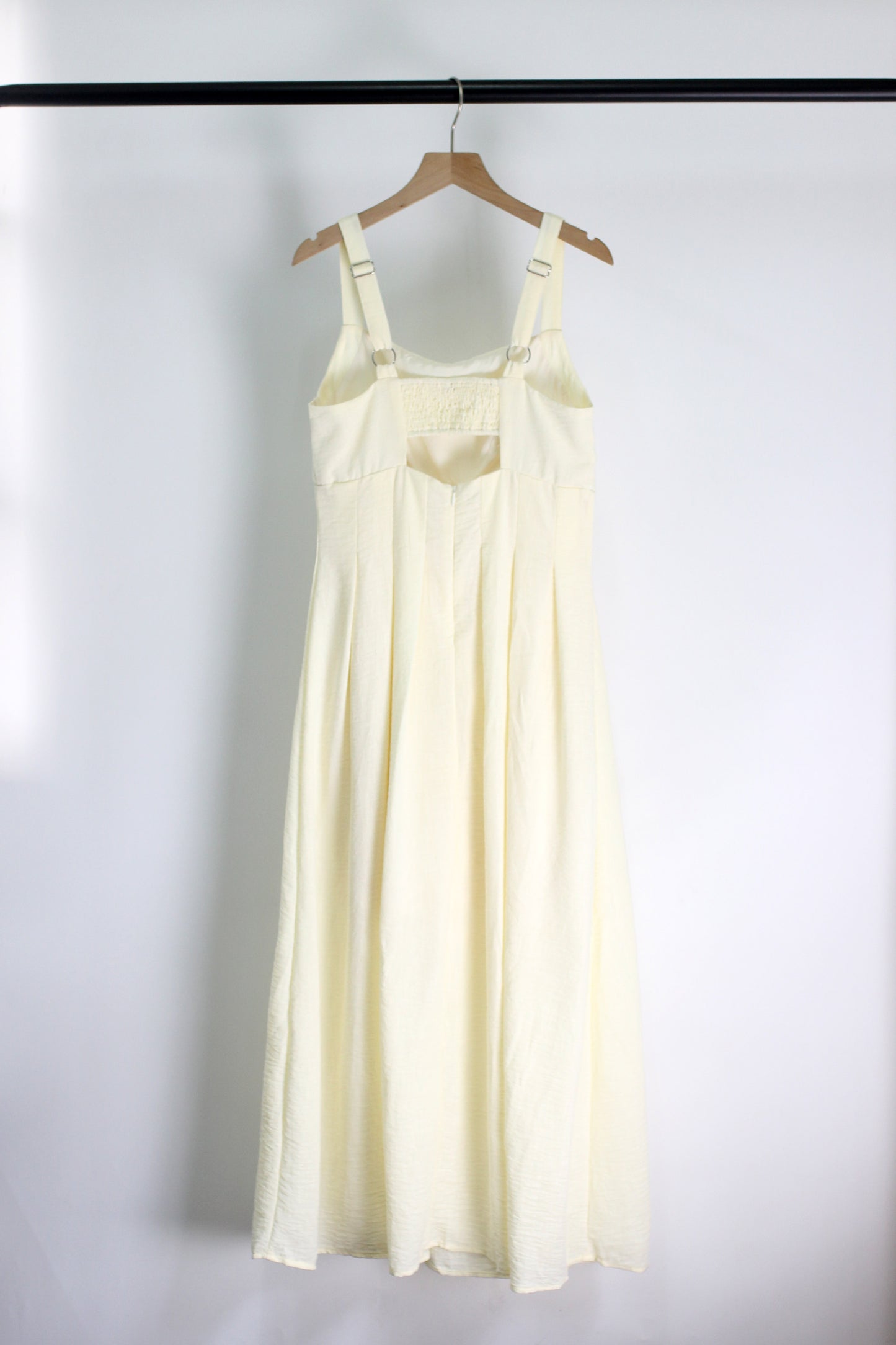 D2503DY91236 - Sleeveless Pleated Midi Sundress with Cut-Out Detail