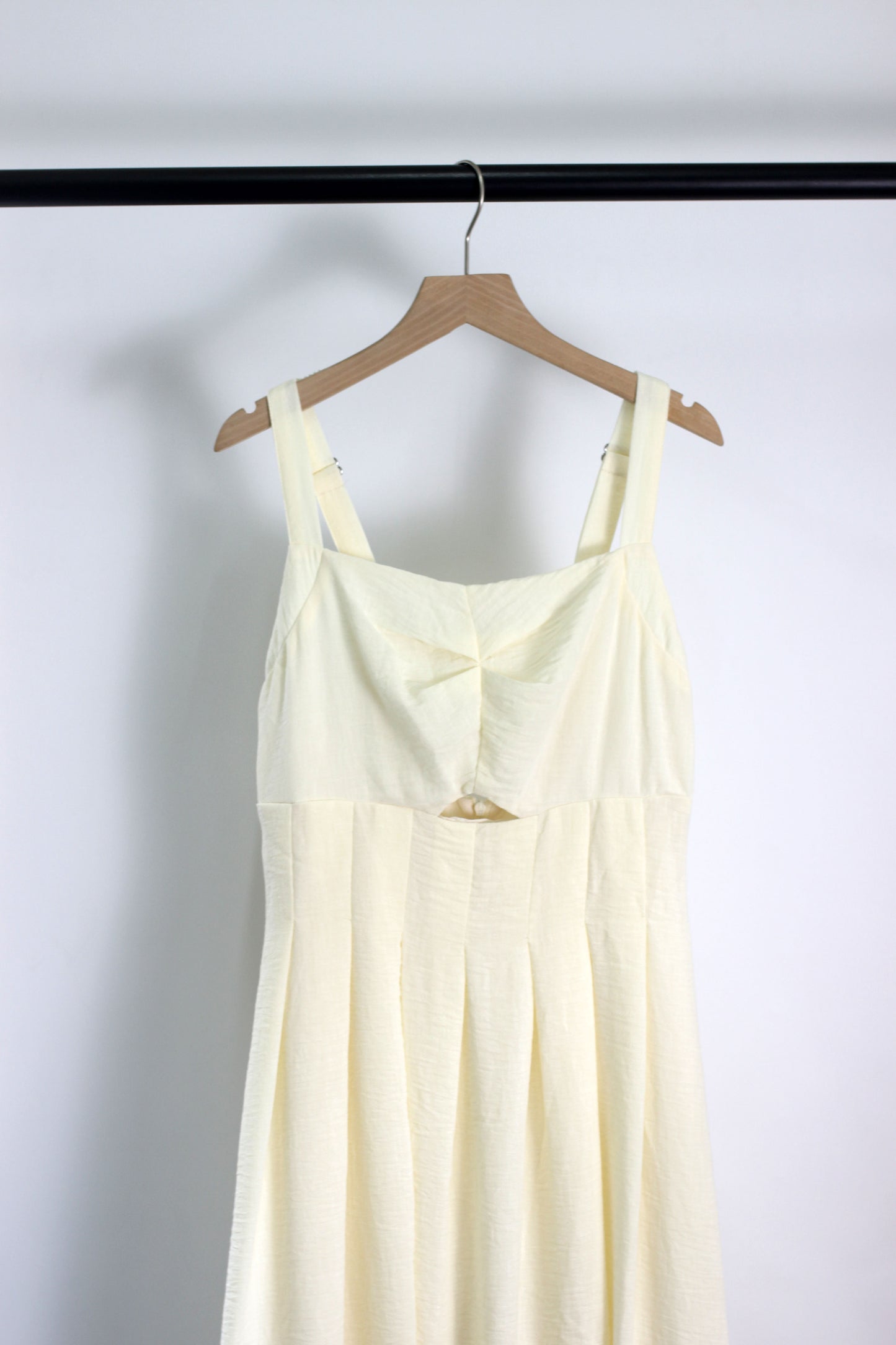 D2503DY91236 - Sleeveless Pleated Midi Sundress with Cut-Out Detail
