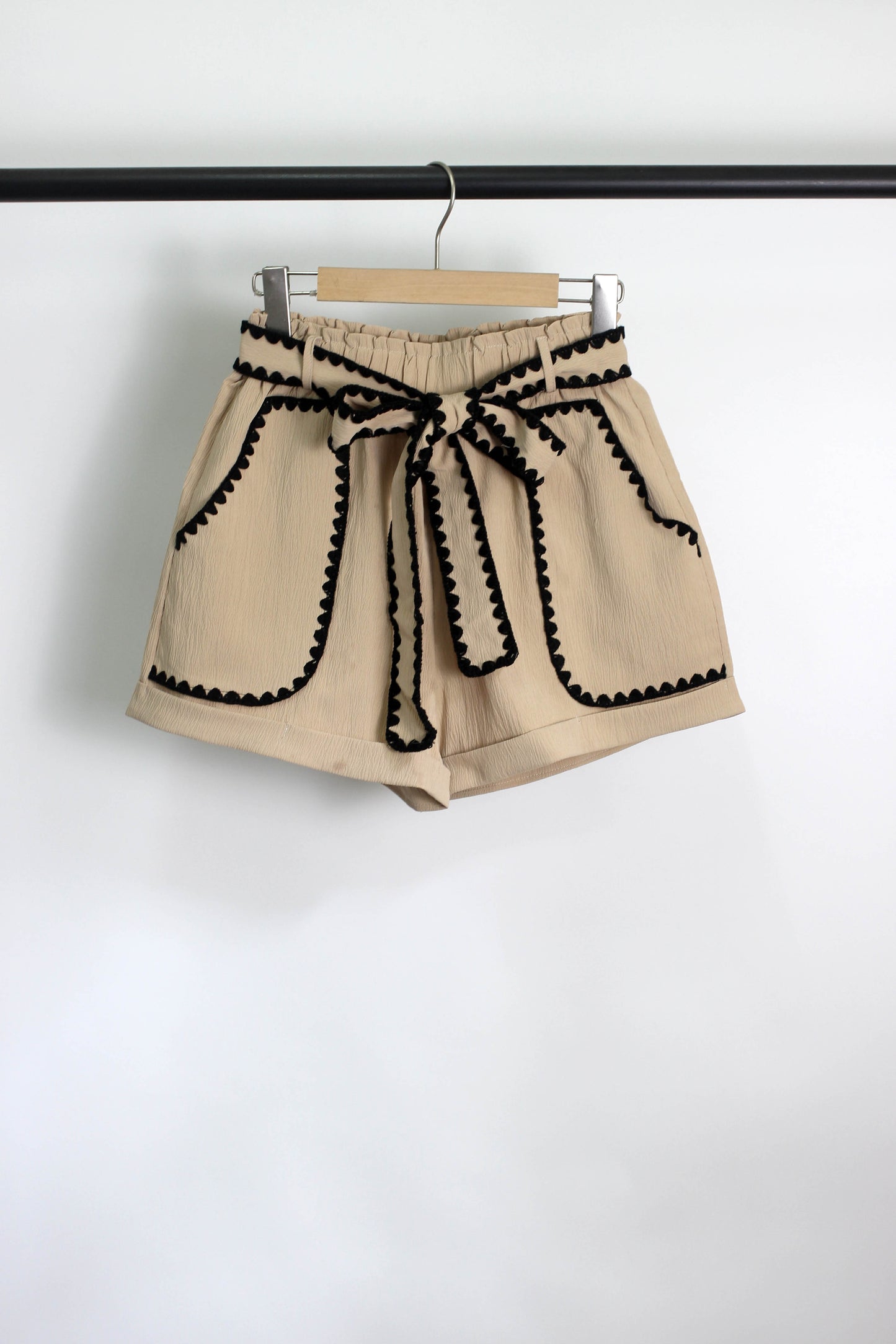 P2506YIB74142 - Scallop Trim High-Waisted Shorts with Belt