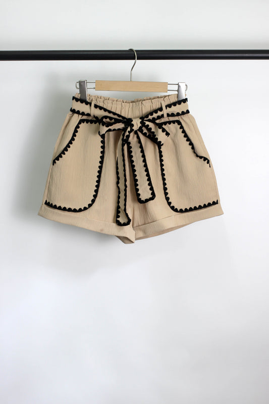 P2506YIB74142 - Scallop Trim High-Waisted Shorts with Belt