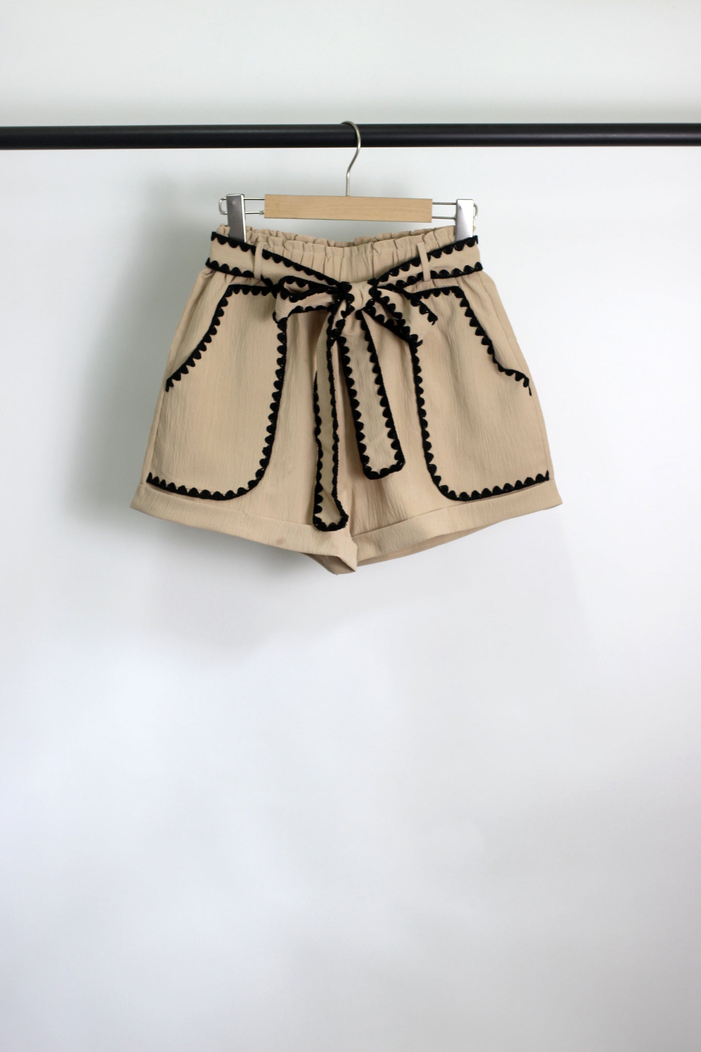 P2506YIB74142 - Scallop Trim High-Waisted Shorts with Belt