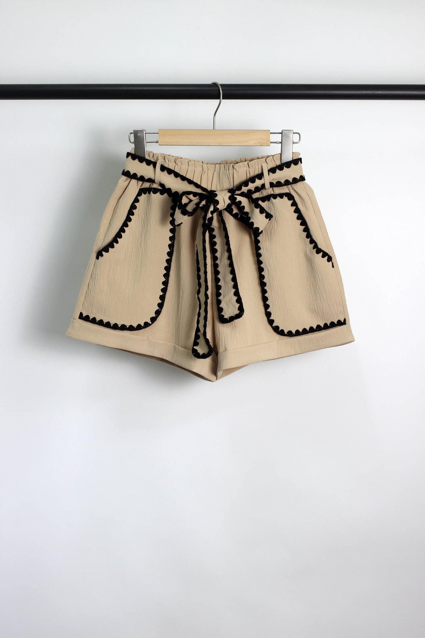 P2506YIB74142 - Scallop Trim High-Waisted Shorts with Belt