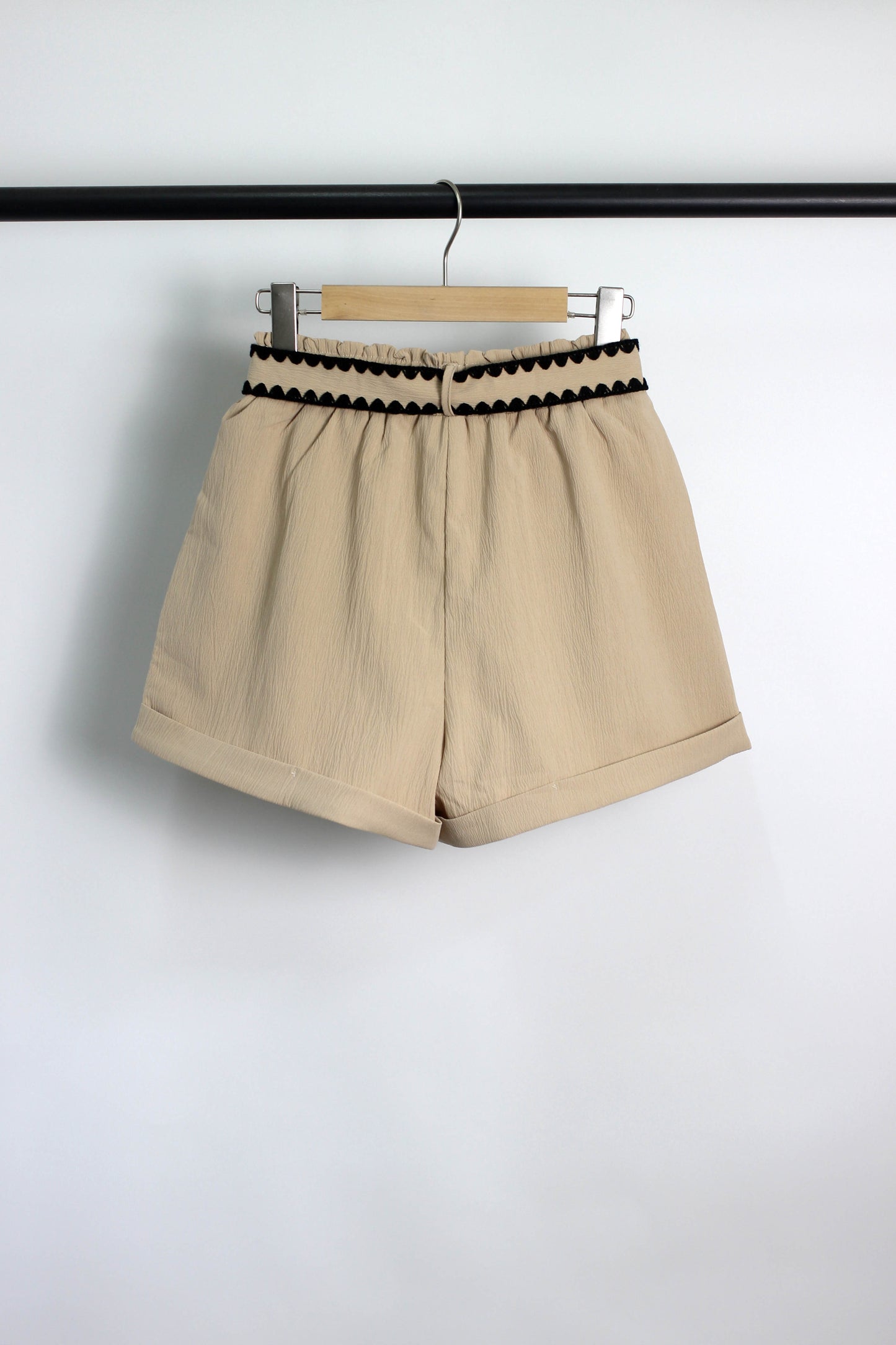 P2506YIB74142 - Scallop Trim High-Waisted Shorts with Belt